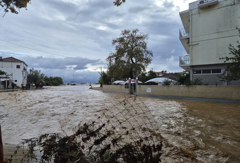 Πλατανιάς Πηλίου: Επιχείρηση της ΕΜΑΚ για τον απεγκλωβισμό κατοίκου -Περίπου 50 άτομα έχουν αποκοπεί