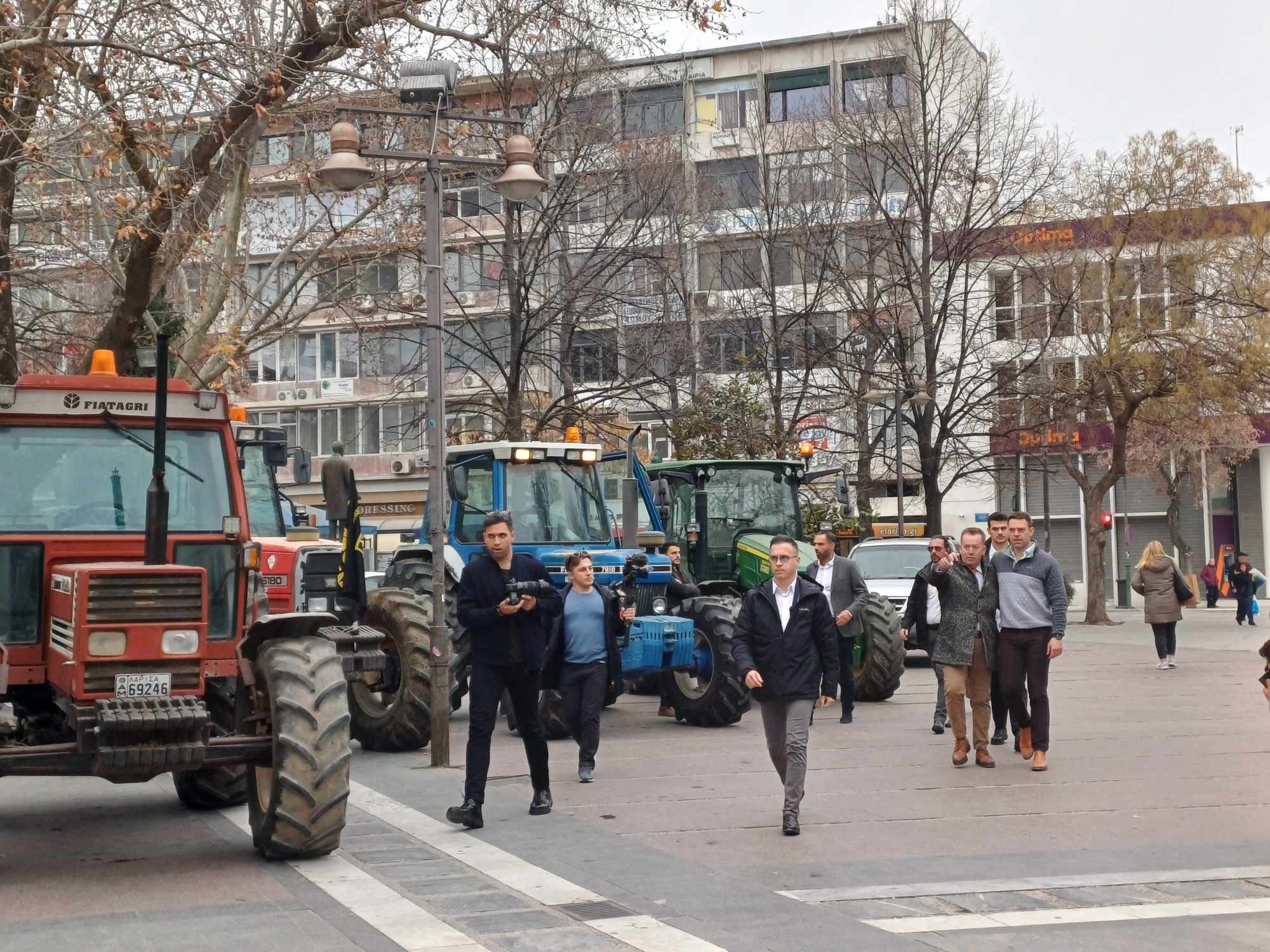 Ανέβηκε σε τρακτερ στη Λάρισα ο Κασσελάκης- «να δώσει αφορολόγητο πετρέλαιο και ρεύμα στους αγρότες η κυβέρνηση» (ΦΩΤΟ)