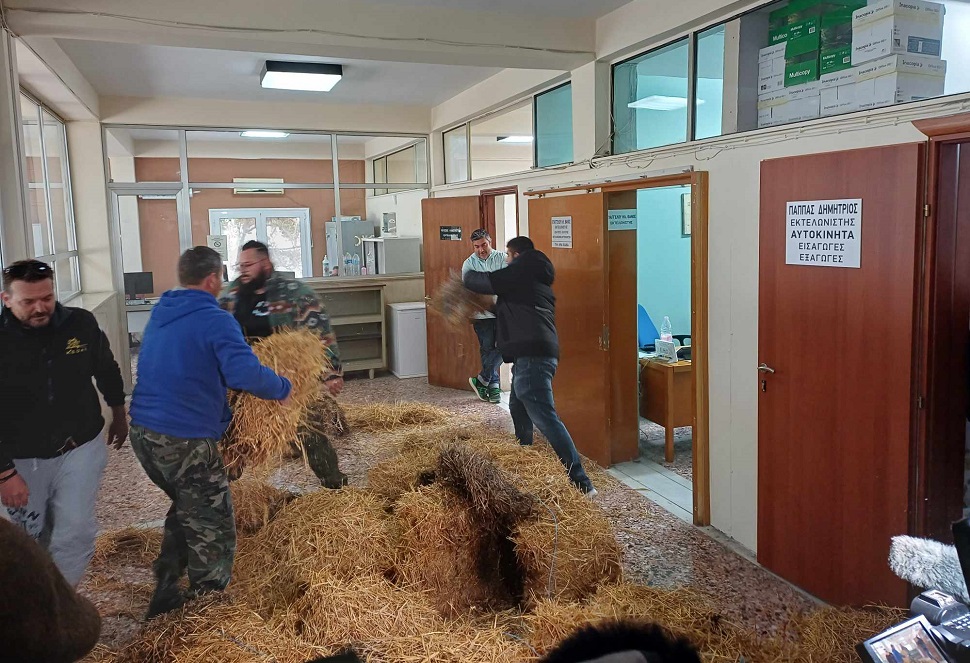 Απέκλεισαν το τελωνείο Λάρισας με τρακτέρ οι αγρότες-έριξαν άχυρα μέσα στα γραφεία (φωτο+βίντεο)