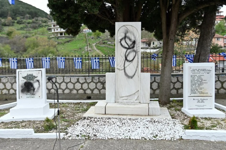 Άγνωστοι βανδάλισαν το Μνημείο Ηρώων στον Δομοκό -Αναζητούνται από τις Αρχές [εικόνες]