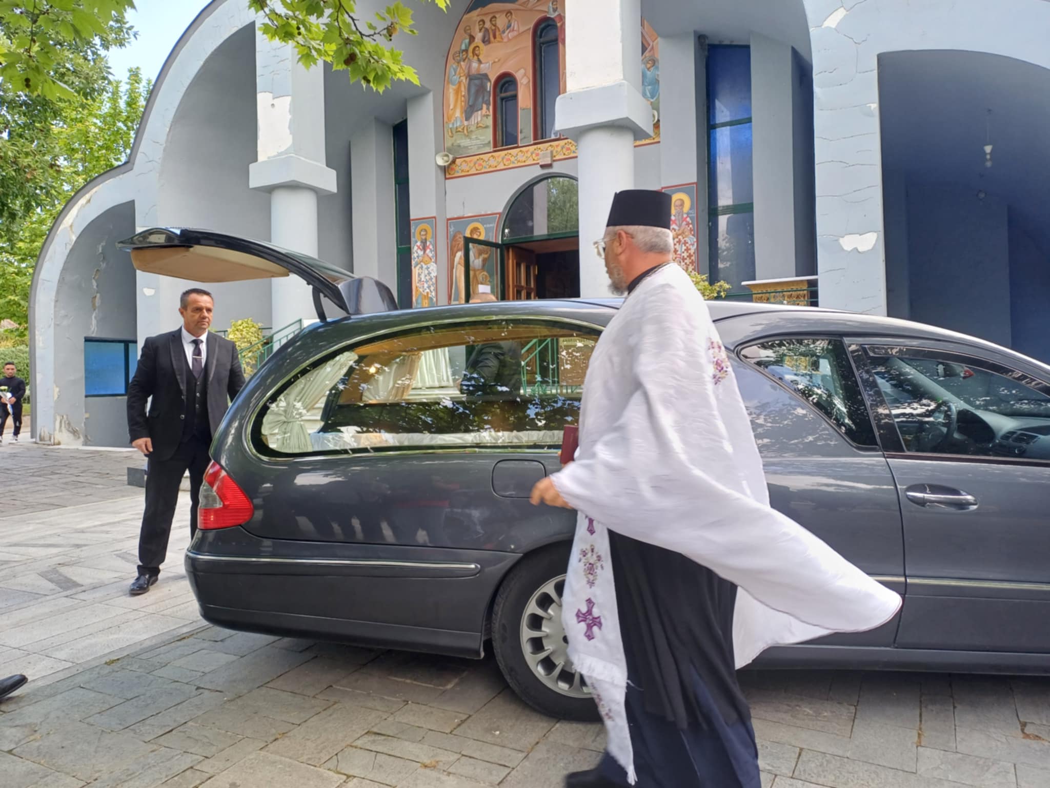 Βουβή θλίψη και αναπάντητα ερωτηματικά στην κηδεία της 52χρονης μητέρας στη Λάρισα (ΦΩΤΟ+video)