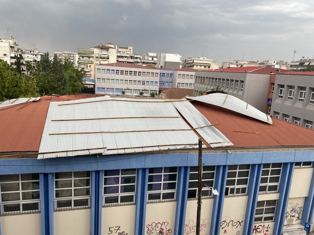 Ανεμοστρόβιλος ξήλωσε τη στέγη από το 5ο Λύκειο στη Λάρισα -Δείτε εικόνες