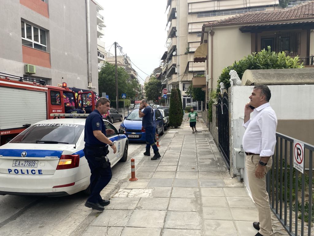 Βομβαρδισμένη πόλη η Λάρισα από το μπουρίνι: Φωτιά στην Καρδίτσης από κεραυνό, σπάσιμο δέντρων και ξήλωμα στεγών (ΦΩΤΟ)