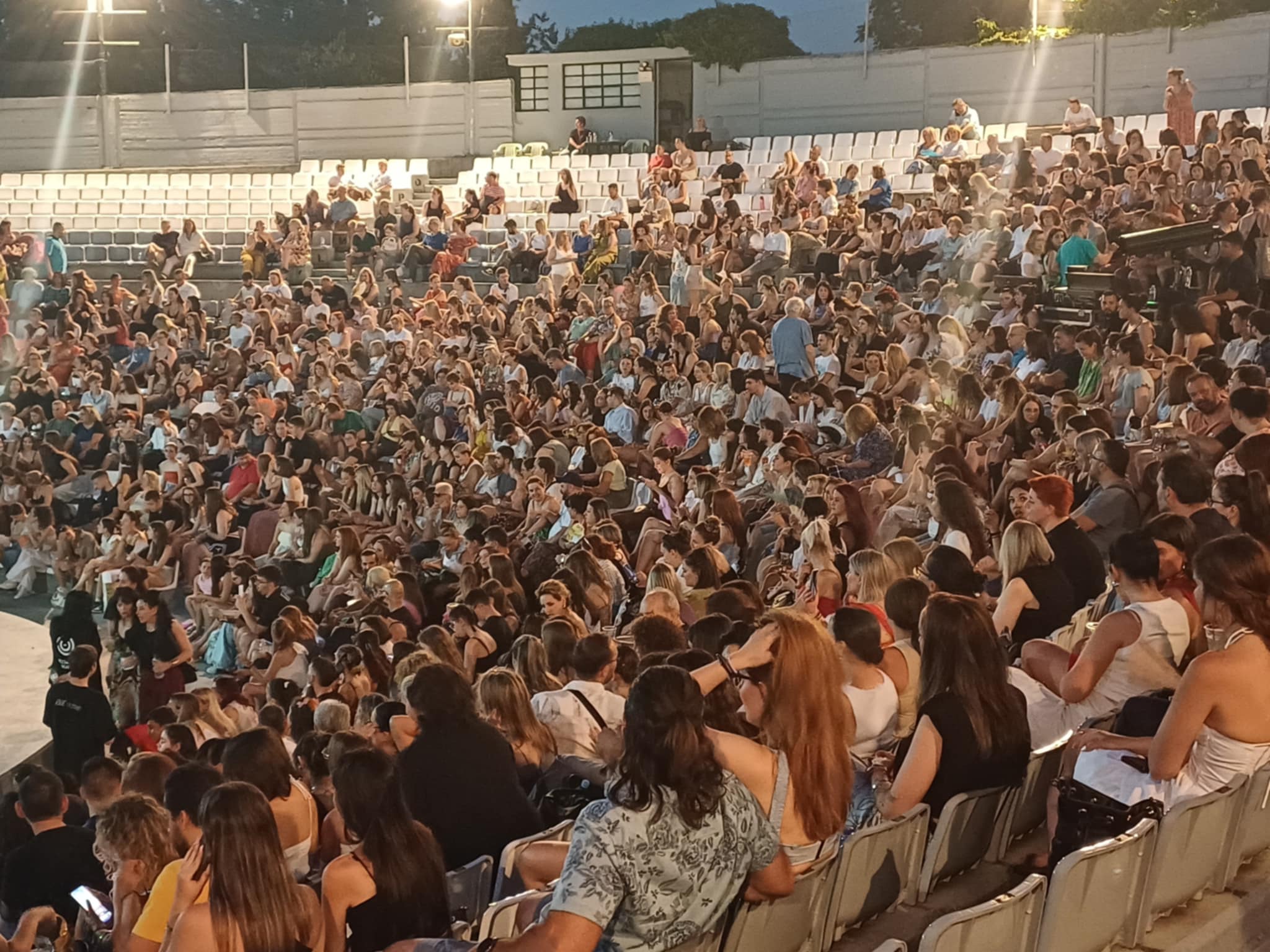 Μ-άγεψε η Νατάσσα Μποφίλιου τους Λαρισαίους στο Κηποθεάτρο Αλκαζάρ