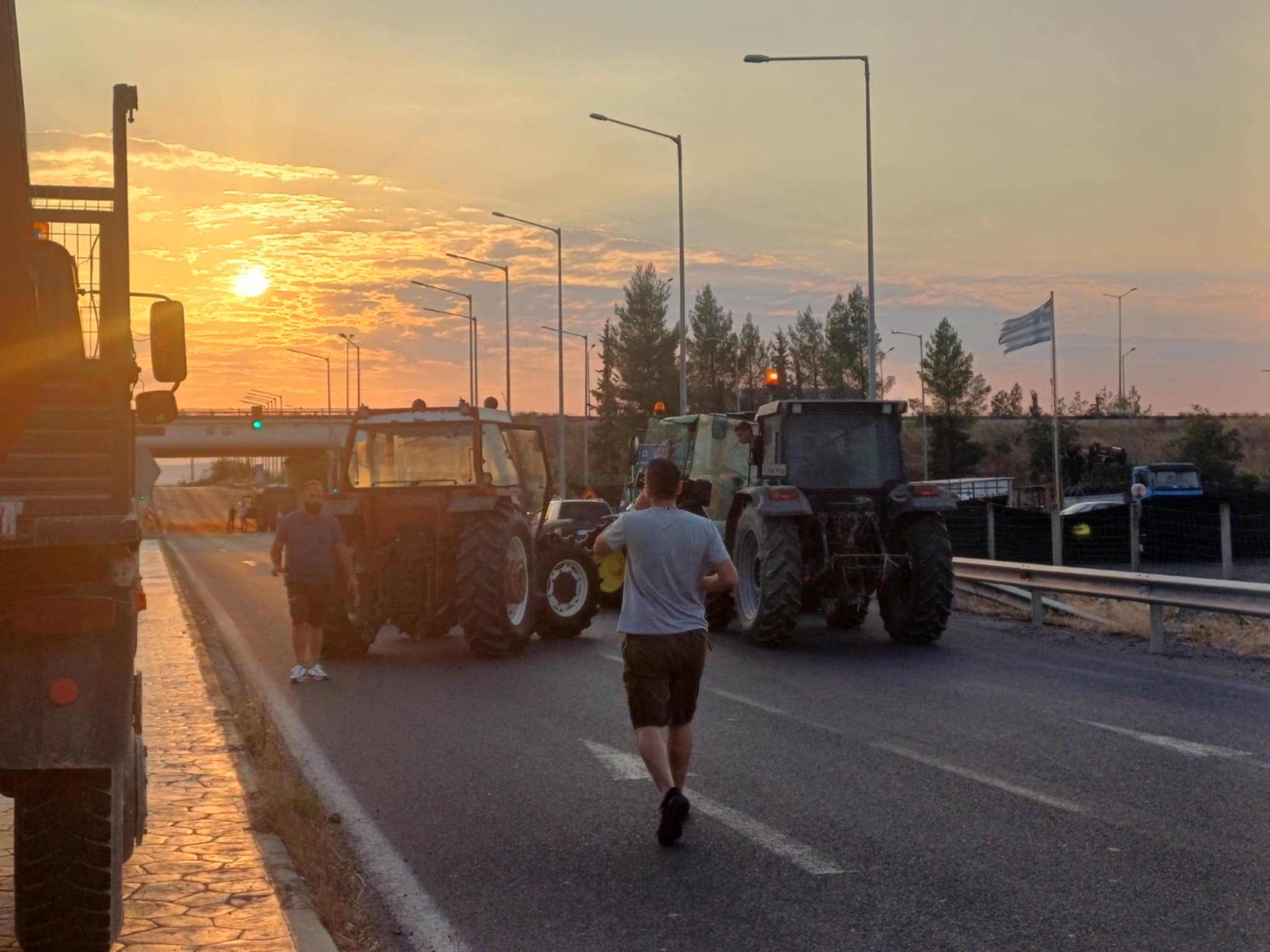 Μπλόκο στην παλιά Λάρισας- Βόλου στον κόμβο Πλατυκάμπου-έτοιμα τα τρακτέρ για κεντρική πλατεία (ΦΩΤΟ+βίντεο)
