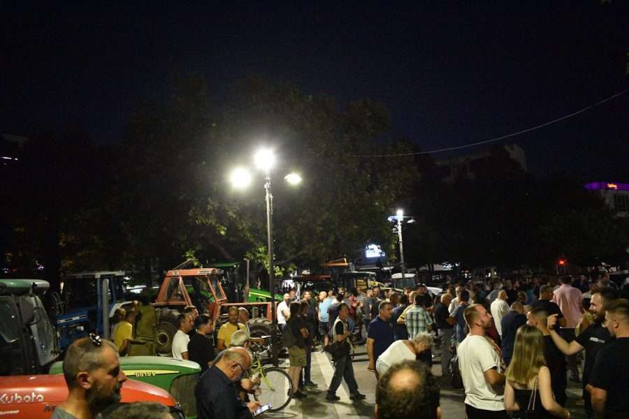 Τα τρακτέρ στην κεντρική πλατεία της Λάρισας για ΟΠΕΚΕΠΕ,αποζημιώσεις, ευλογιά προβάτων, λειψυδρία