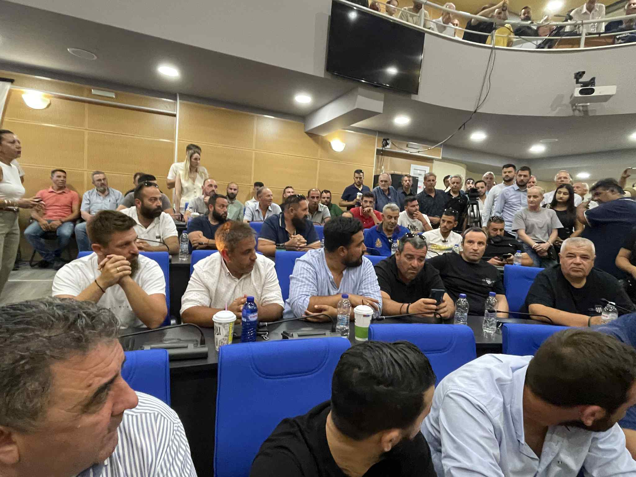 Ένταση στη σύσκεψη στην περιφέρεια με κτηνοτρόφους παρουσία Χρήστου Κέλλα (ΦΩΤΟ+βίντεο