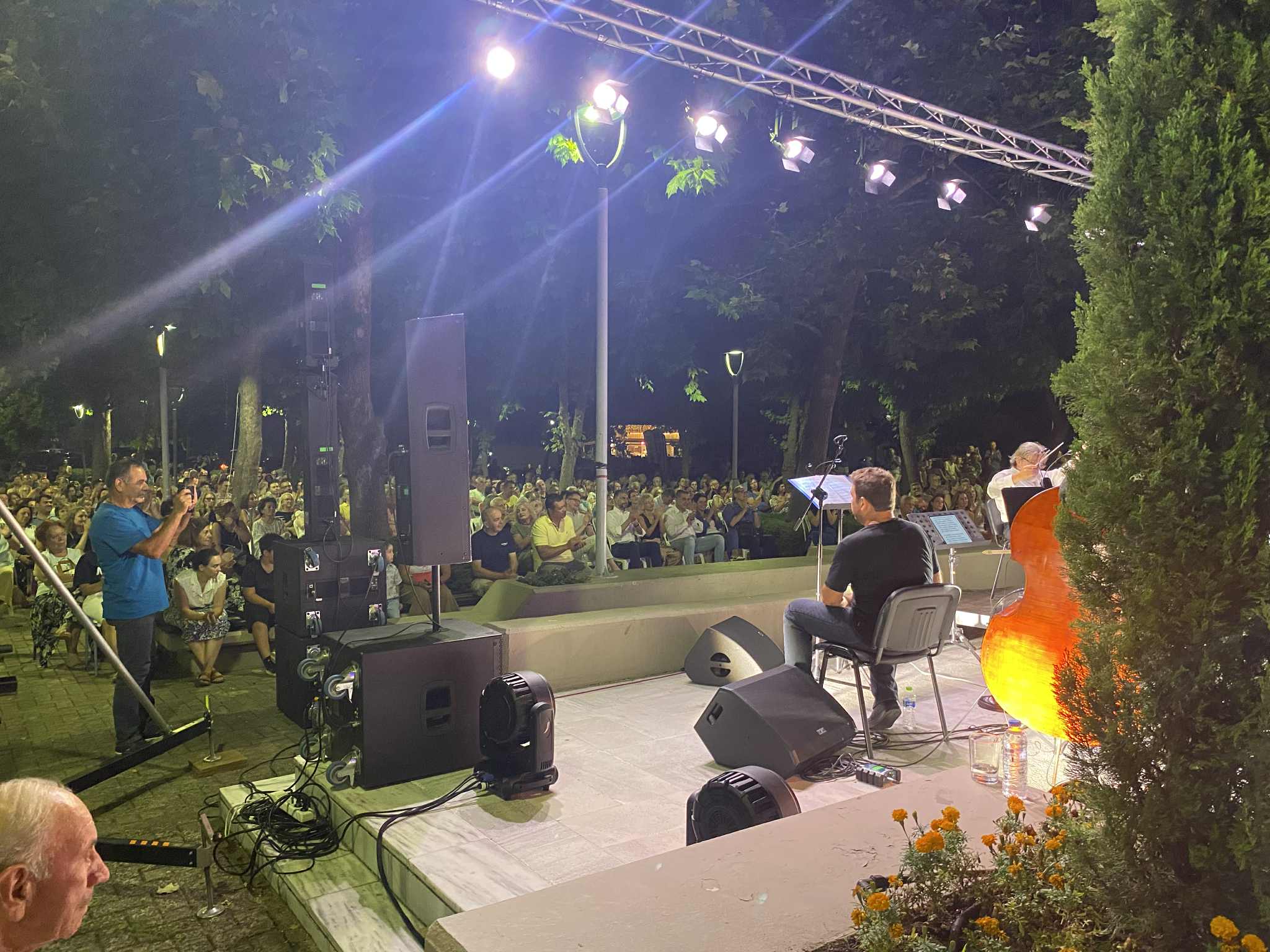 Κάτω από την Αυγουστιάτικη πανσέληνο ο Δημήτρης Παπαδημητρίου ταξίδεψε τους Λαρισαίους σε ονειρικά μονοπάτια (ΦΩΤΟ+video)