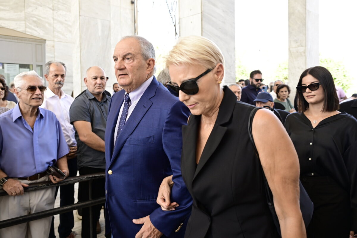 Σε κλίμα βαθιάς οδύνης το τελευταίο αντίο στη Λένα Σαμαρά -Δείτε βίντεο και φωτογραφίες