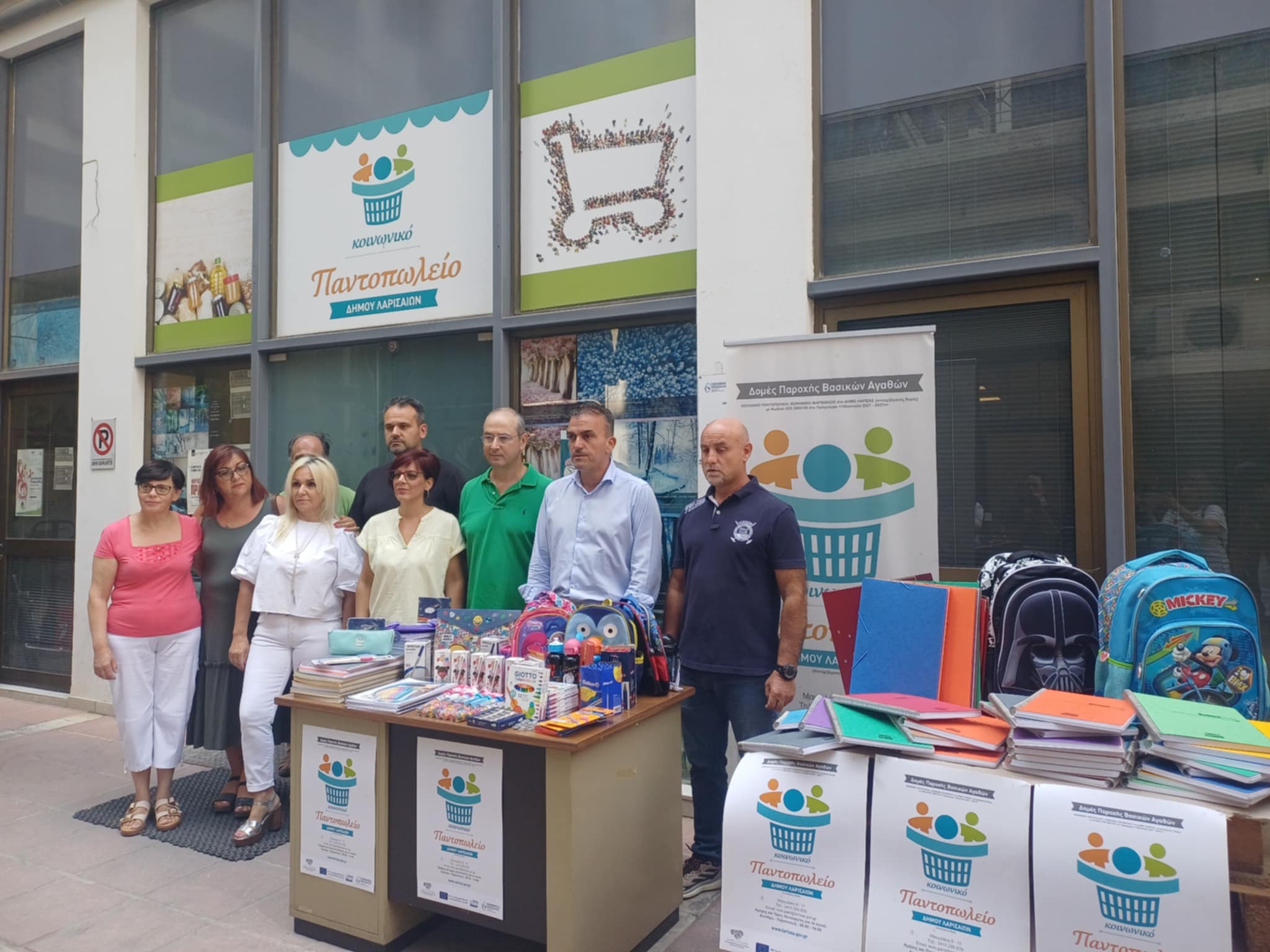 Σχολικά είδη σε παιδιά από το Κοινωνικό Παντοπωλείο του Δήμου Λαρισαίων (ΦΩΤΟ)