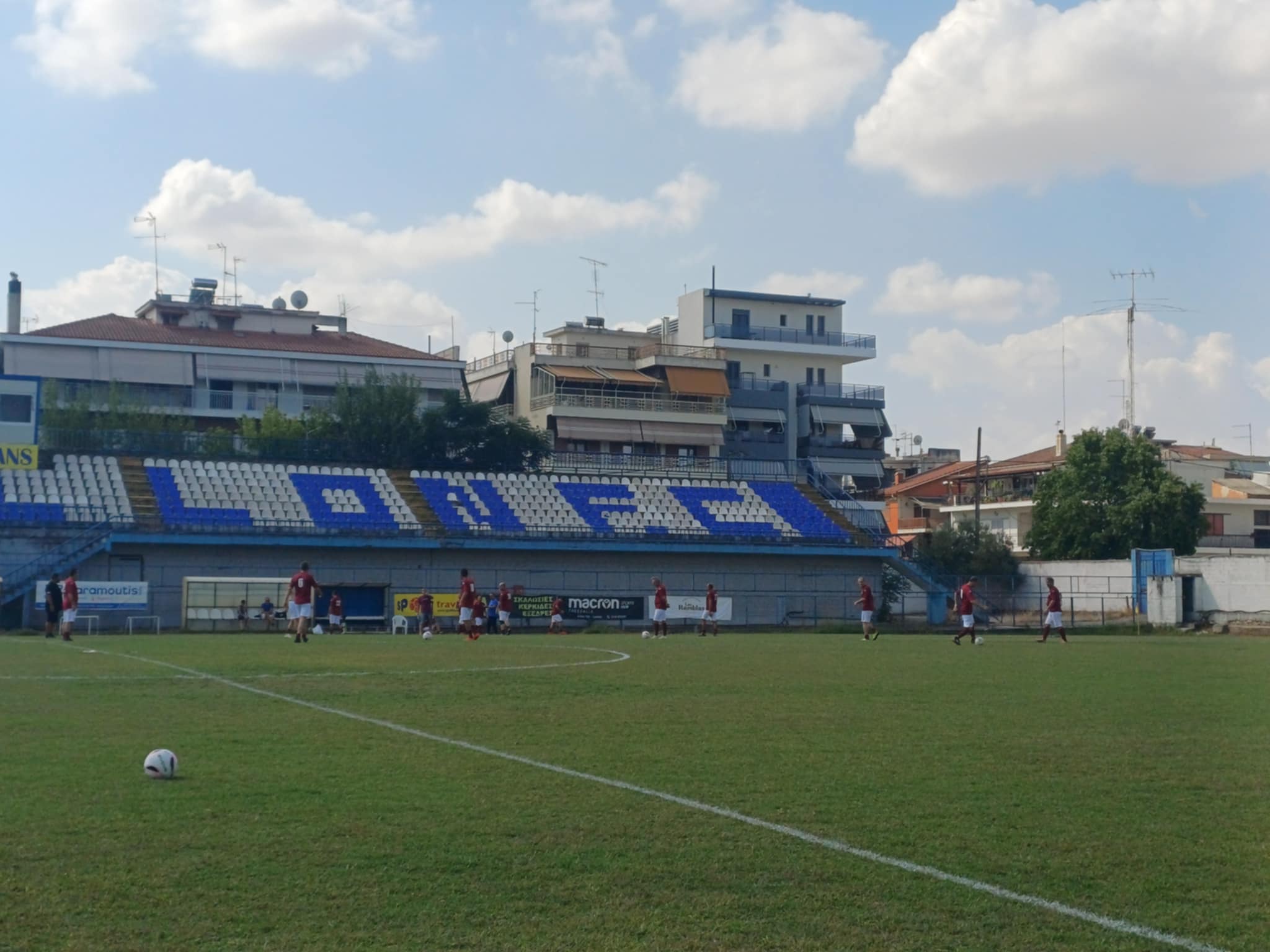 Φιλκός ποδοσφαιρικός αγώνας στο πλαίσιο της υποδοχής αντιπροσωπείας του δήμου Λάρνακας στη Λάρισα (ΦΩΤΟ)