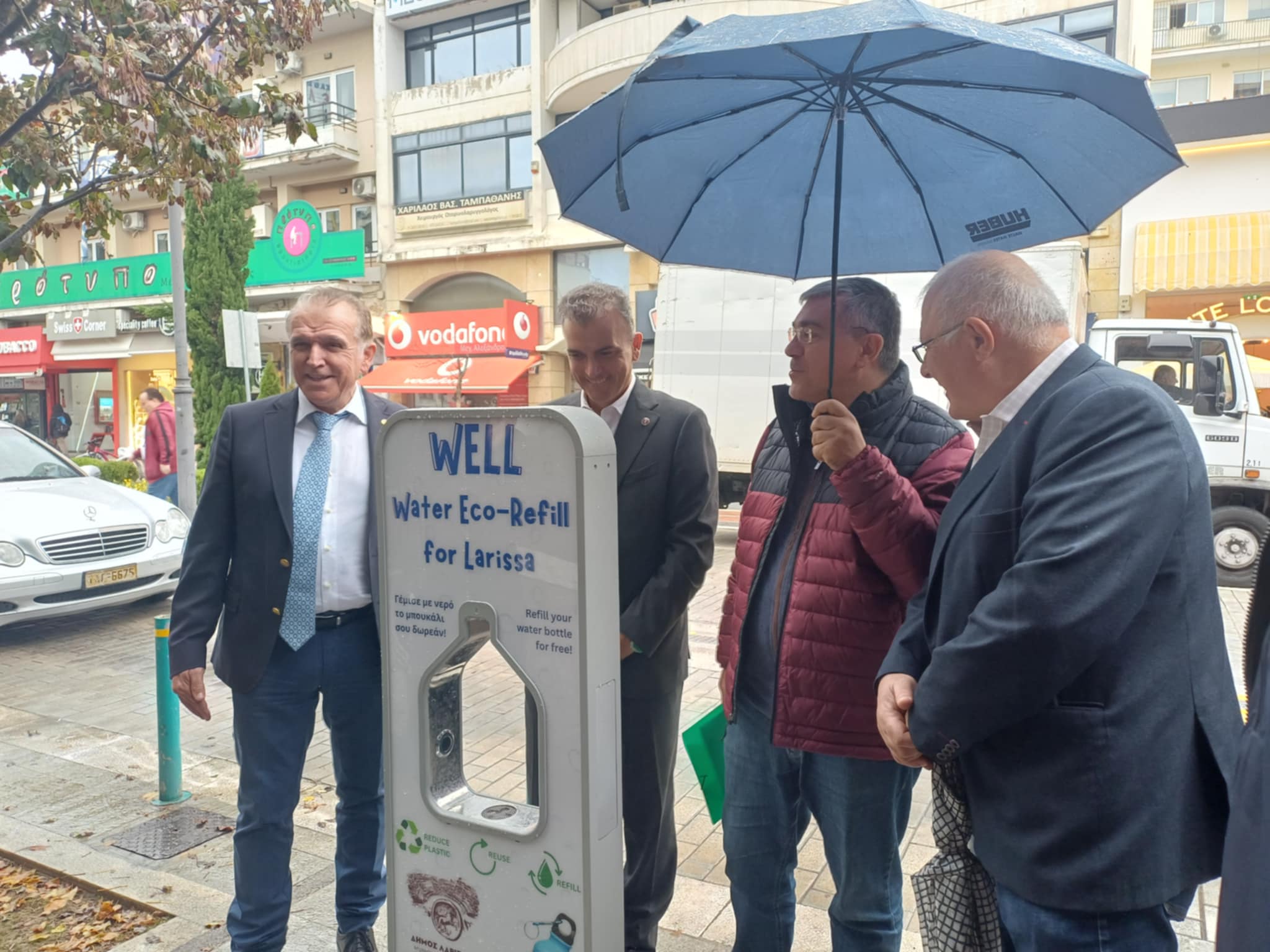 Τέσσερις «έξυπνες» βρύσες εγκαταστάθηκαν σε κεντρικά σημεία της Λάρισας- η επίδειξη στον Γραφάκο και η ...πλάκα Μαμάκου