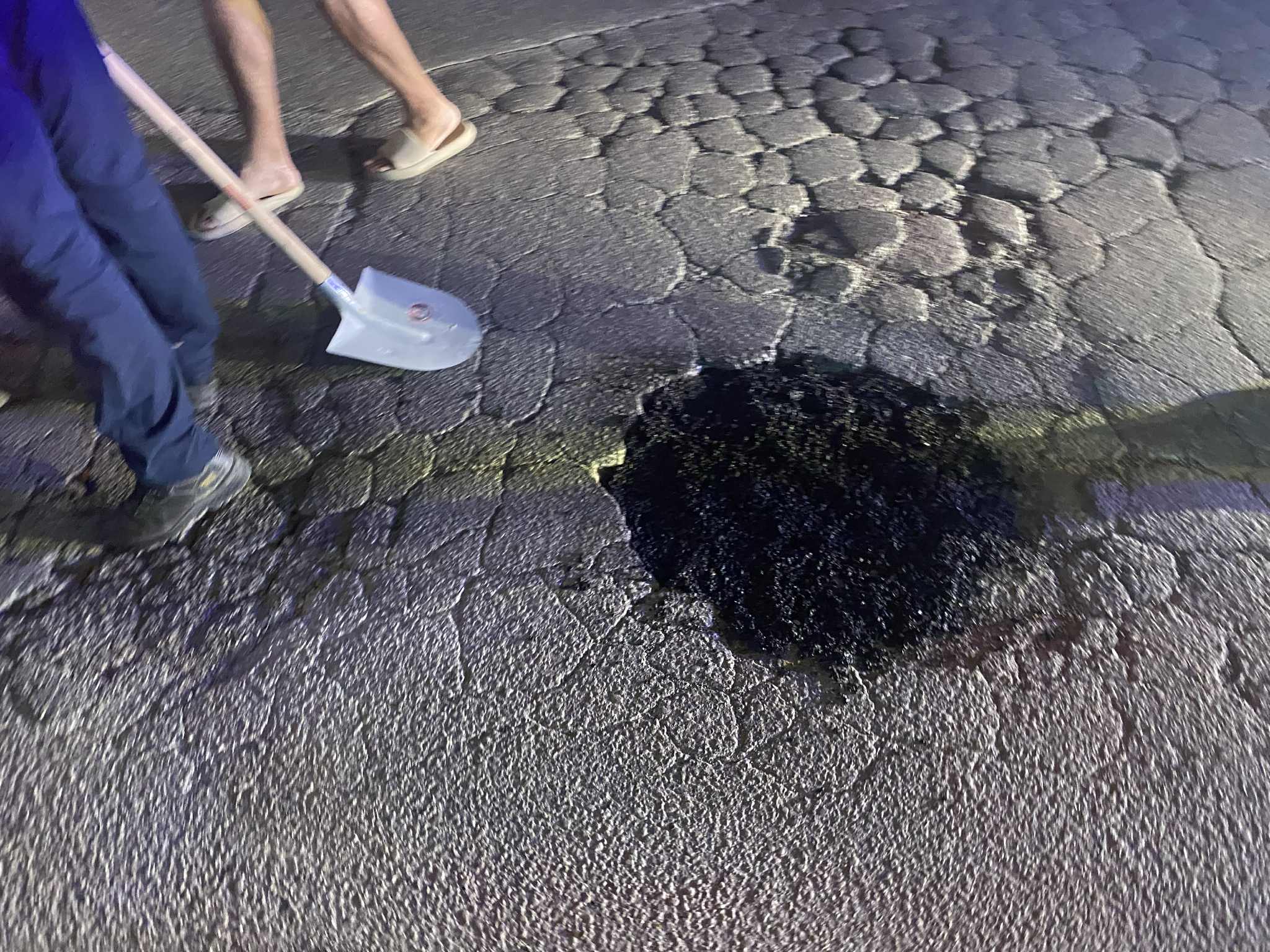 Ταξί έπεσε σε λακούβα 10 εκατ. βάθους στο κέντρο της Λάρισας και έσκασε λάστιχο (ΦΩΤΟ)