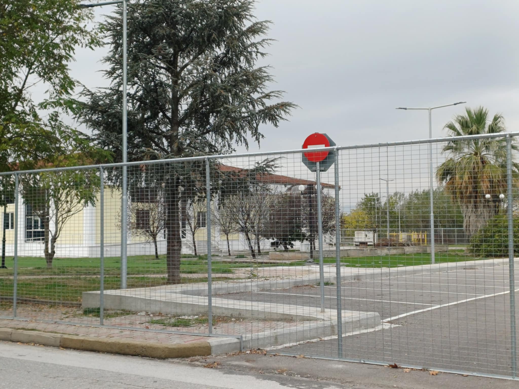 Αστακό θυμίζει με την περίφραξη το συνεδριακό ΓΑΙΠΟΛΙΣ όπου θα φιλοξενηθεί η δίκη των Τεμπών (ΦΩΤΟ)