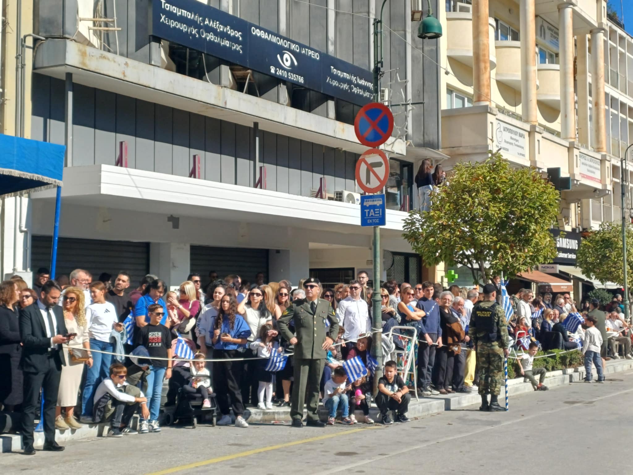 Πλήθος κόσμου παρακολουθεί με λιακάδα την παρέλαση της Λάρισα (ΦΩΤΟ+video)