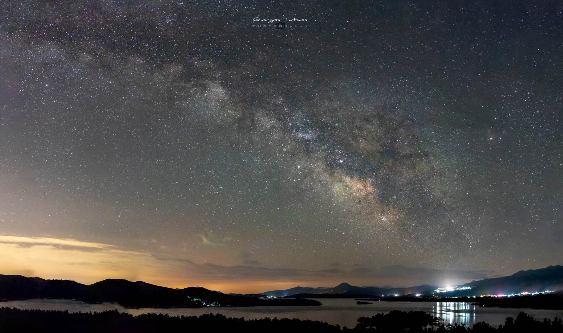 Φθινόπωρο στη Λίμνη Πλαστήρα σε φόντο χρυσοκίτρινο και γαλάζιο...