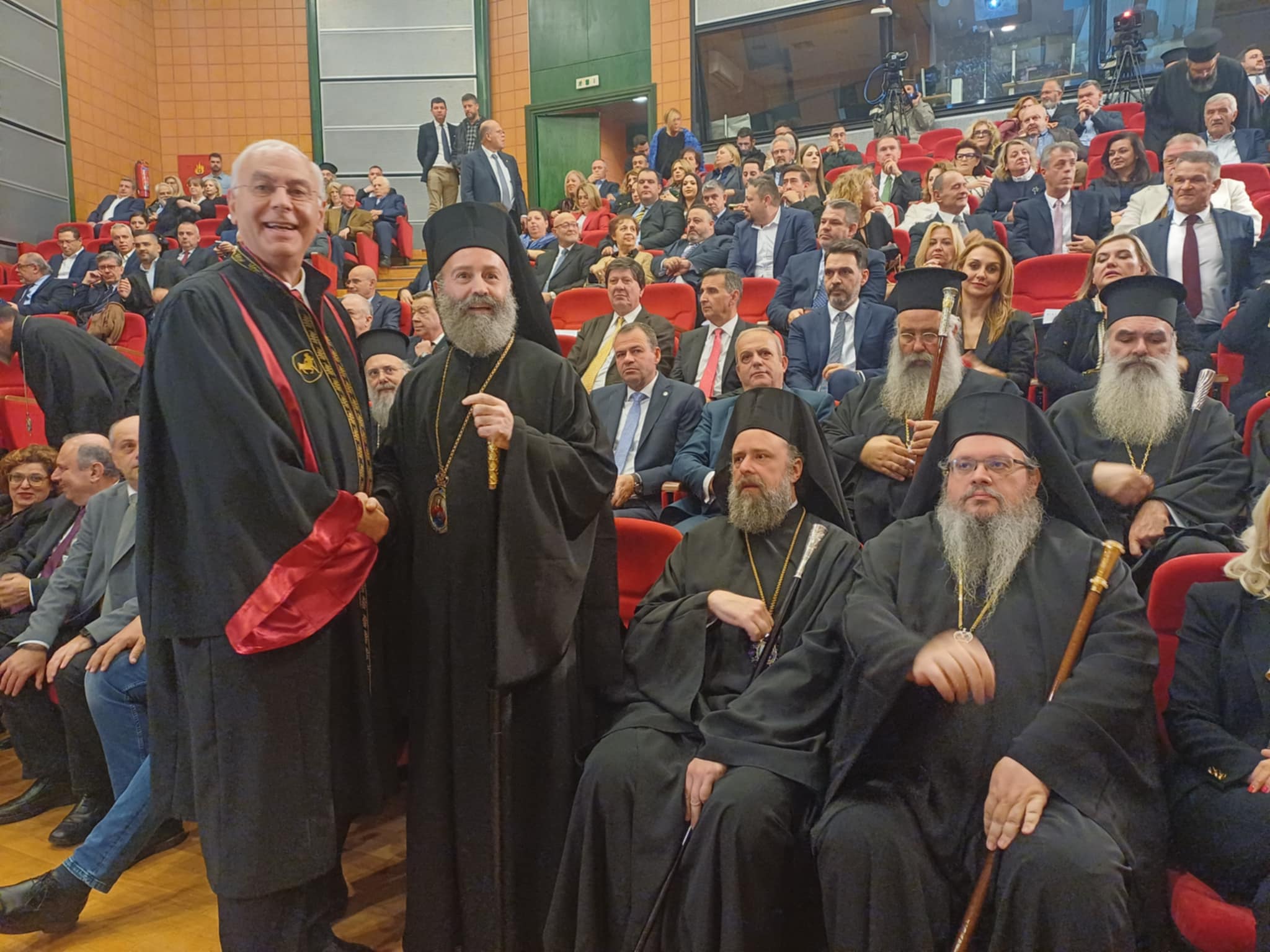 Συγκινητική βραδιά : Αναγόρευση του Αρχιεπισκόπου Αυστραλάις σε Επίτιμο Διδάκτορα της Ιατρικής Λάρισας ΦΩΤΟ)