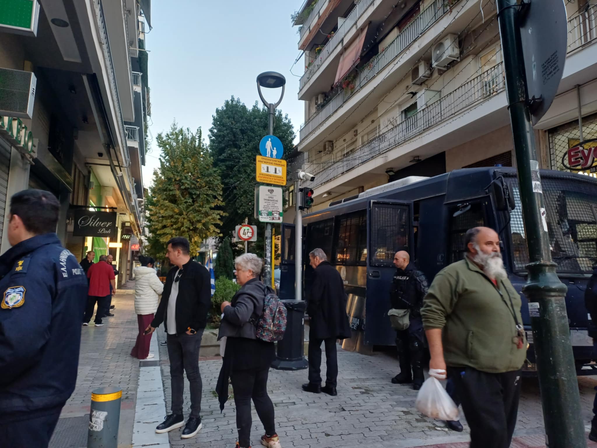 Παραμένουν και το βράδυ έξω από τα γραφεία του Κέλλα οι κτηνοτρόφοι, ζητούν να τον συναντήσουν