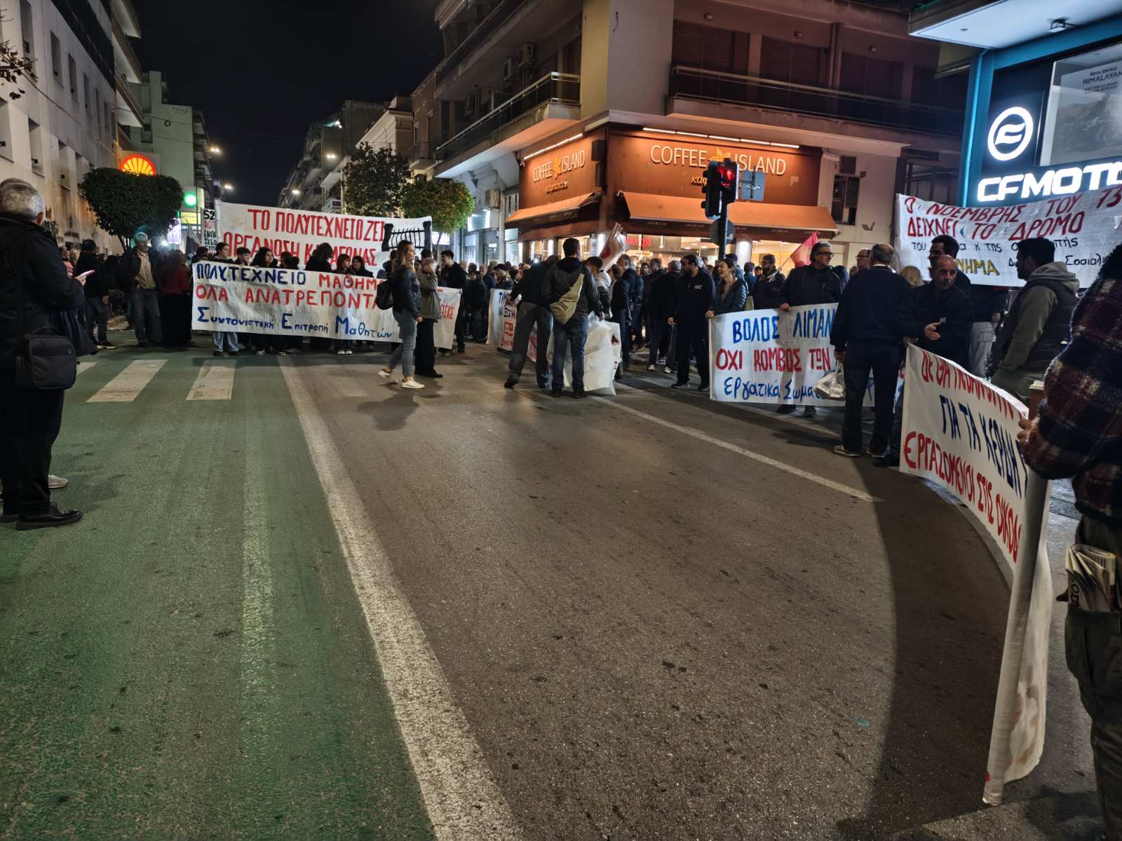 Βόλος: Σε εξέλιξη η πορεία για το Πολυτεχνείο χωρίς -εκτροπα προς το παρόν (ΦΩΤΟ)