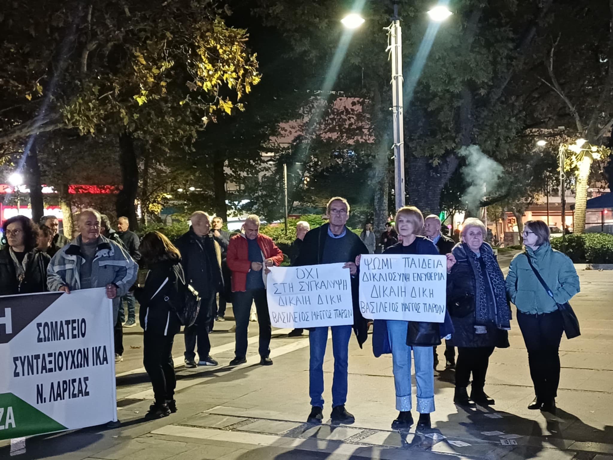 Με συνθήματα για δημοκρατία. ειρήνη, δικαιοσύνη η μεγάλη συγκέντρωση για το Πολυτεχνείο στην κεντρική παλτεία (ΦΩΤΟ)
