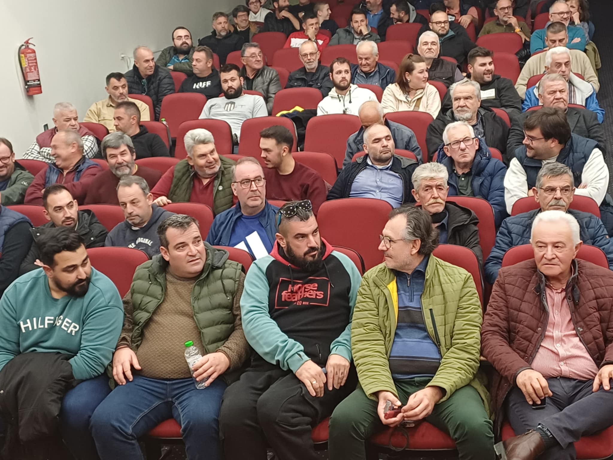 Με στόχο να συμπτήξουν ένα ενιαίο πανθεσσαλικό μπλόκο οι αγρότες συνεδριάζουν αυτή την ώρα στα Φάρσαλα (ΦΩΤΟ)