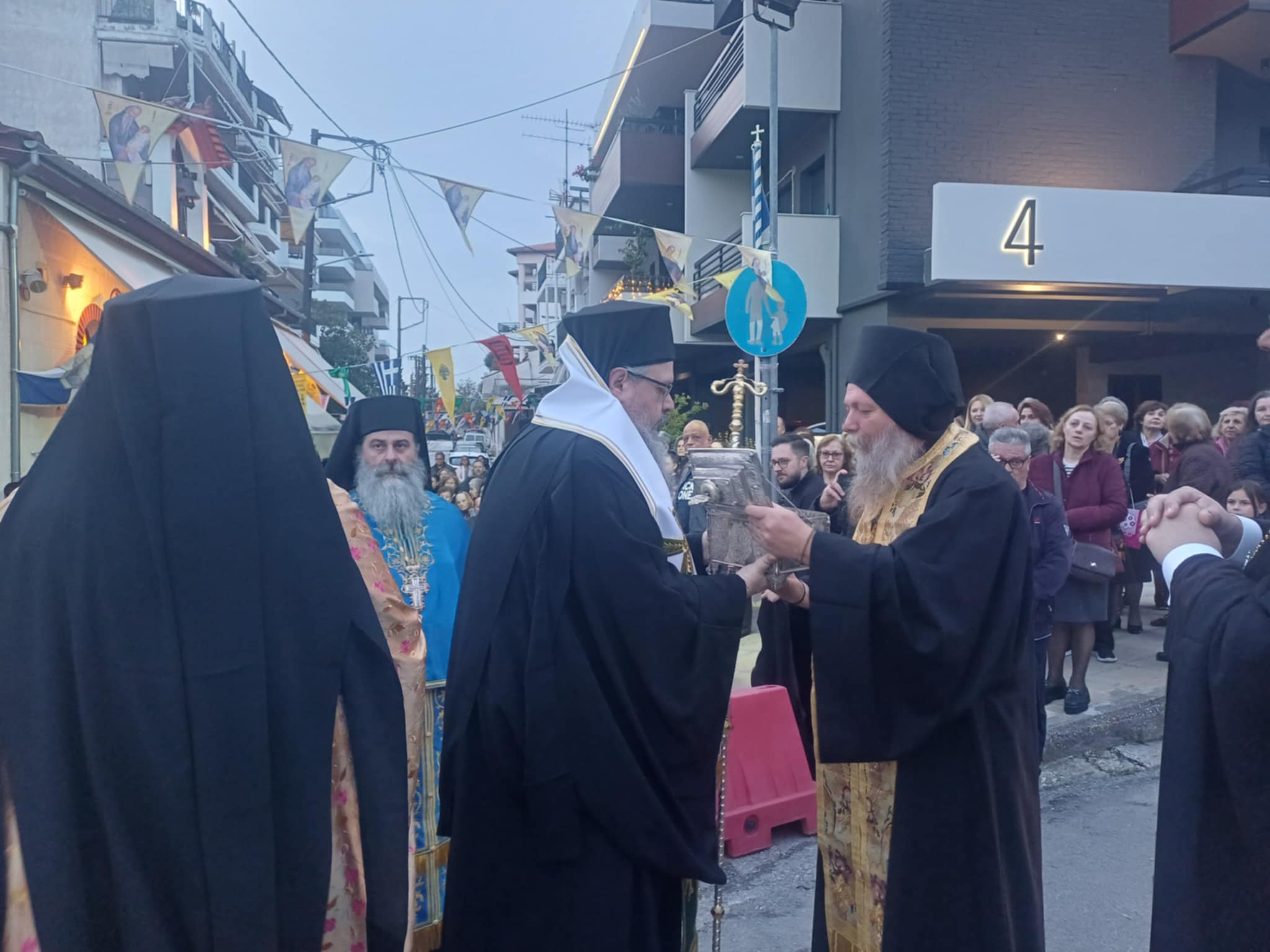 Πλήθος πιστών στη Λάρισα υποδέχτηκε τμήμα του Ιερού λειψάνου του Αγίου Στυλιανού (ΦΩΤΟ+video)