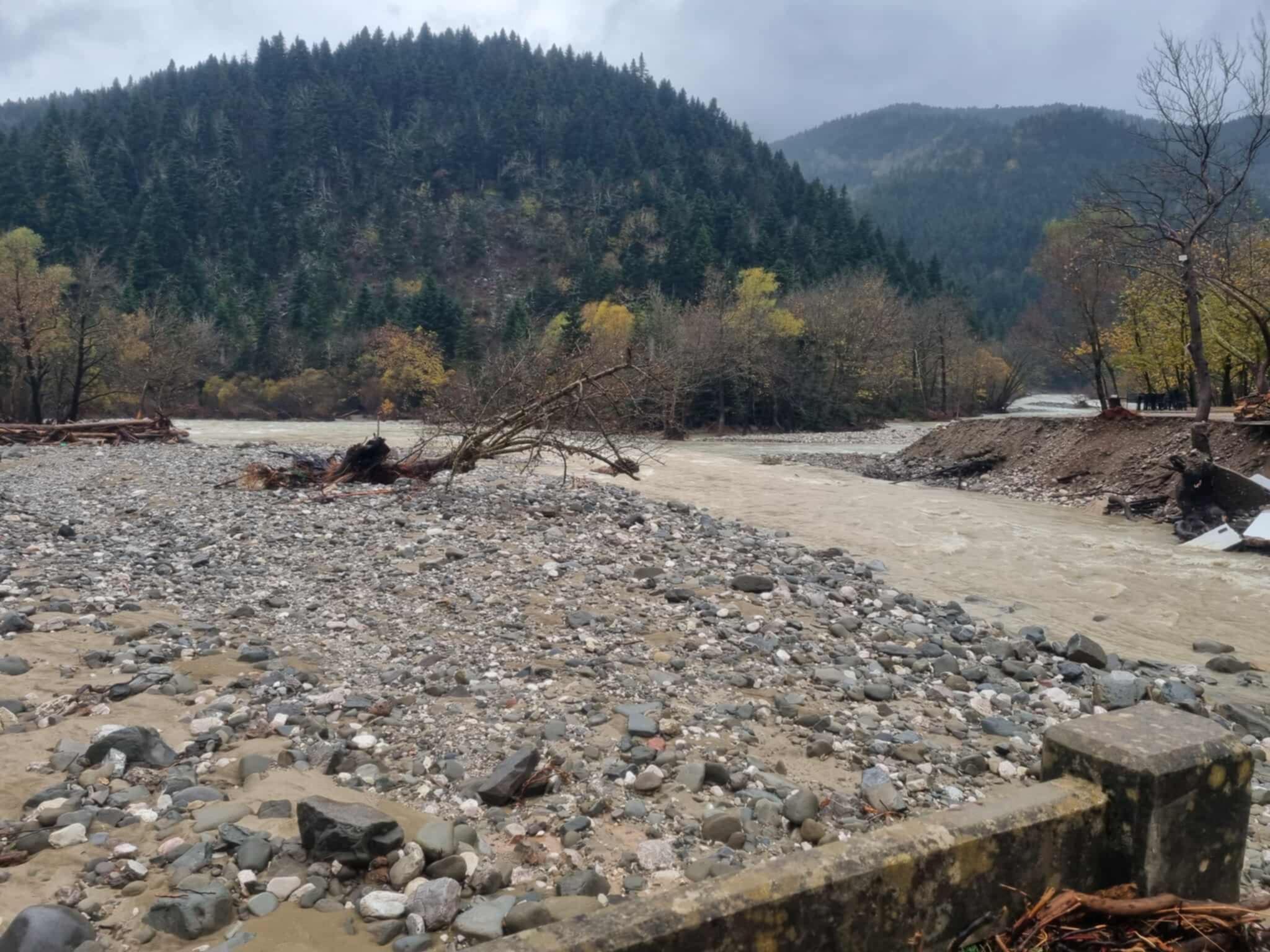 Η επόμενη ημέρα στον Ασπτροπόταμο- τεράστιες ζημιές , οικισμοί αποκλεισμένοι, δρόμοι απροσπέλαστοι (ΦΩΤΟ+video)