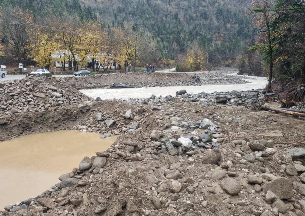 Αποκλεισμένα χωριά στον Ασπροπόταμο – Ζημιές στο οδικό δίκτυο από την κακοκαιρία