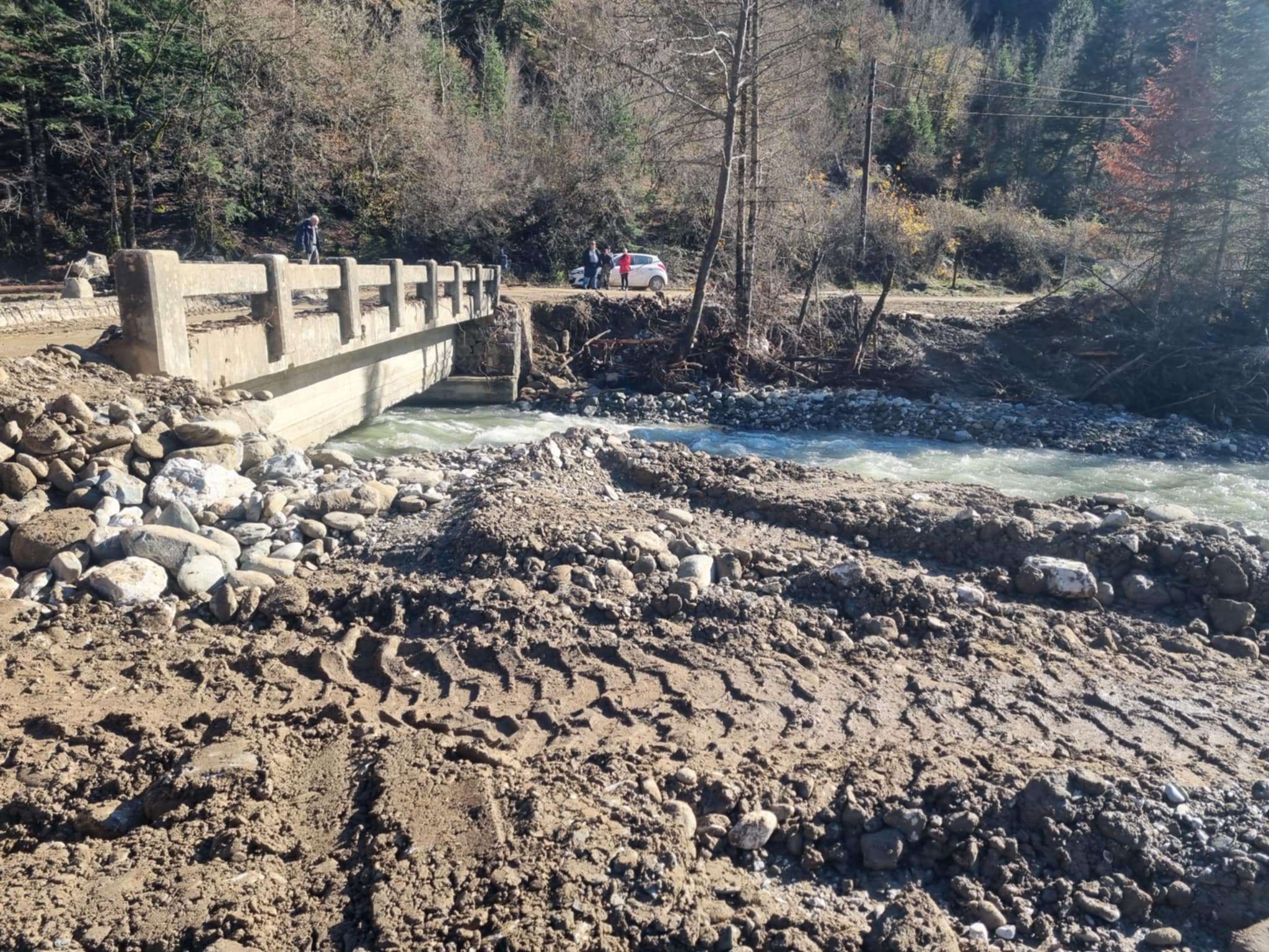 Συνεχίζονται εργασίες αποκατάστασης στον Ασπροπόταμο εν αναμονή νέου κύματος από αύριο (ΦΩΤΟ+video)