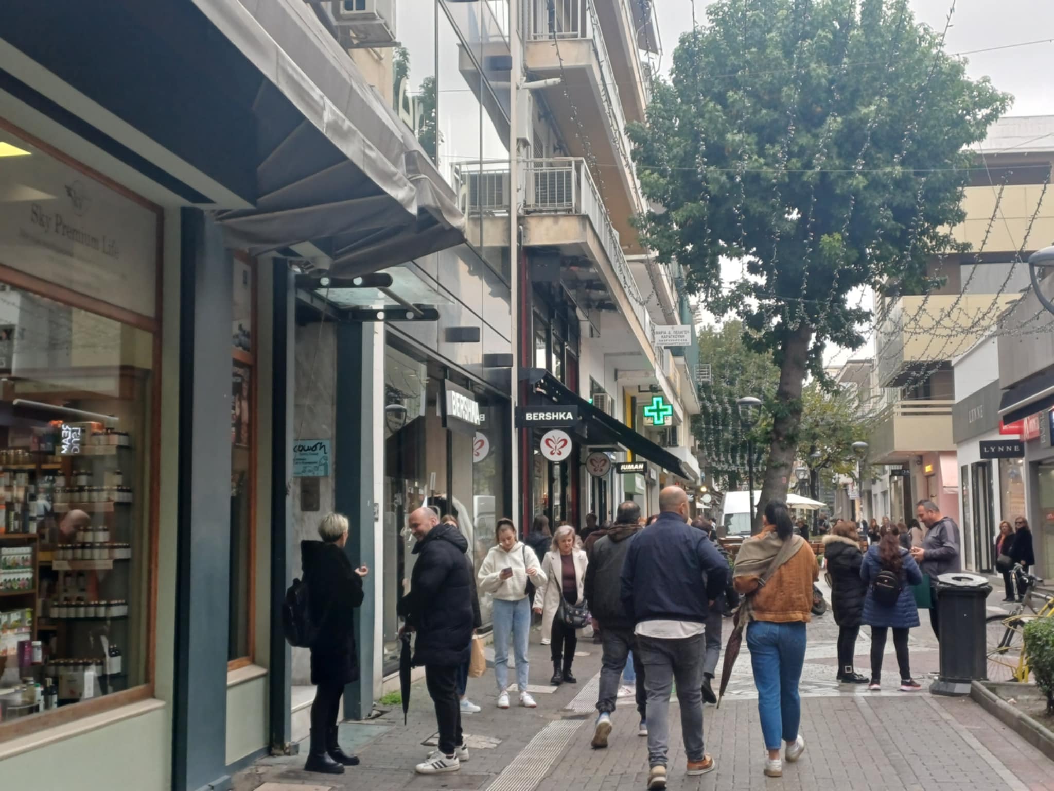 Σε ρυθμούς Black Friday η αγορά της παρά το ψιλόβροχο (ΦΩΤΟ)