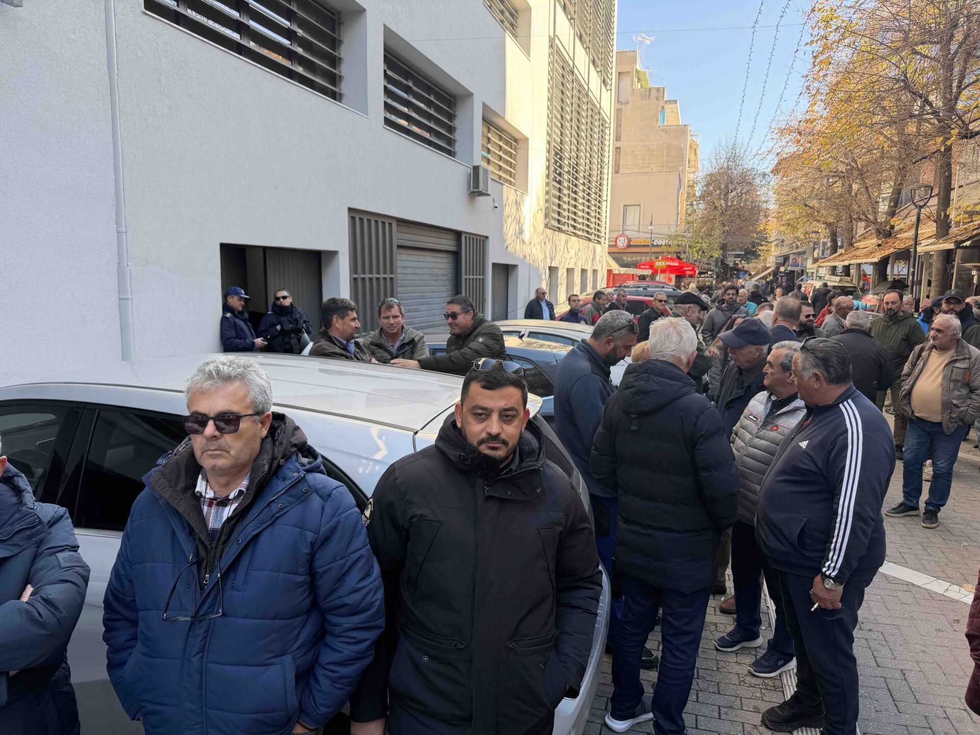 Για τις 4 Δεκεμβρίου πήραν δικάσιμο οι τρεις αγρότες που συνελήφθησαν -πλήθος αγροτών για συμπαράσταση στα δικαστήρια (ΦΩΤΟ)