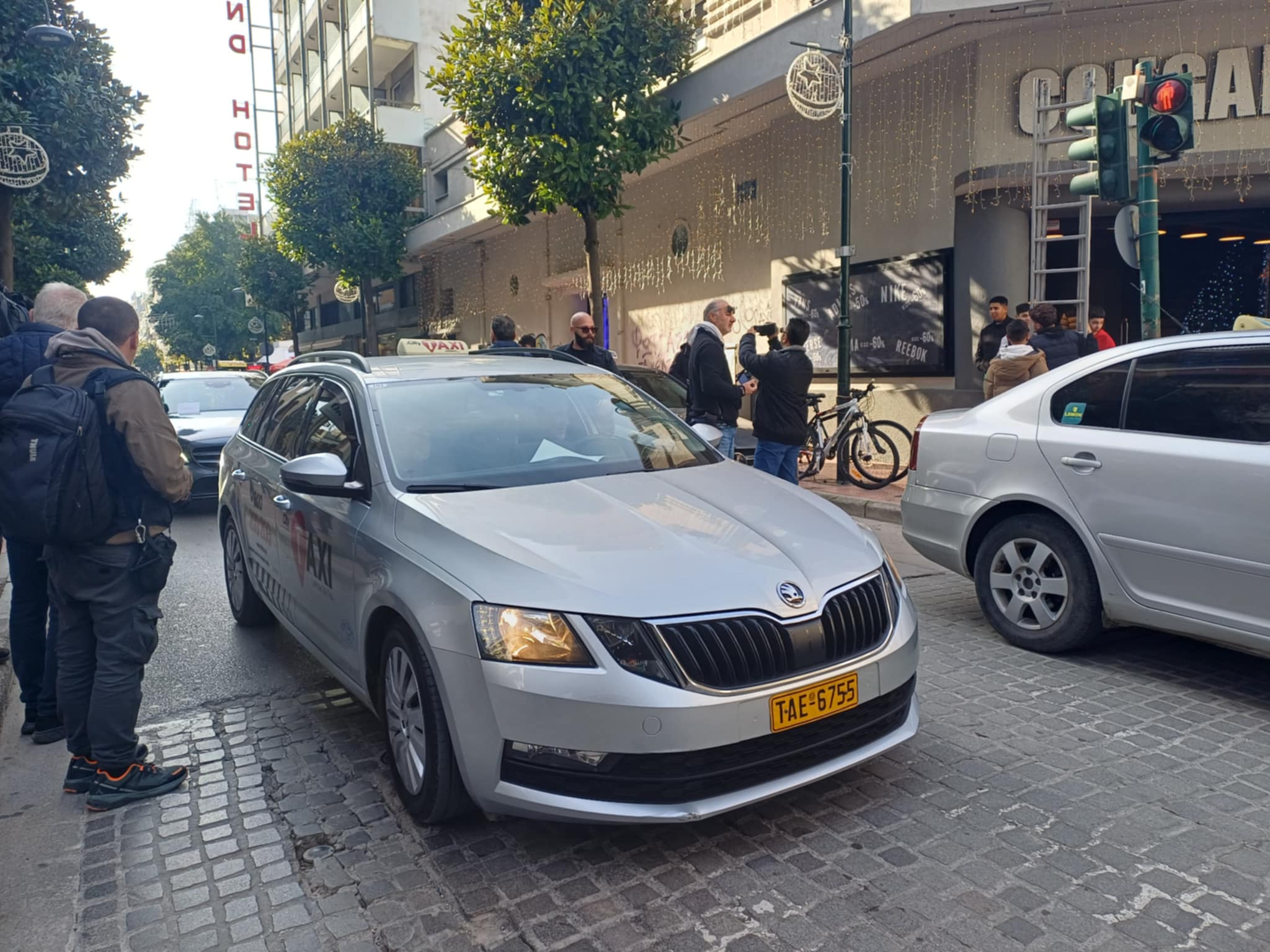 Απεργούν οι ταξιτζήδες στη Λάρισα- πανό έξω από το γραφείο Κέλλα και πορεία προς το μπλόκο της Νίκαιας (ΦΩΤΟ+video)