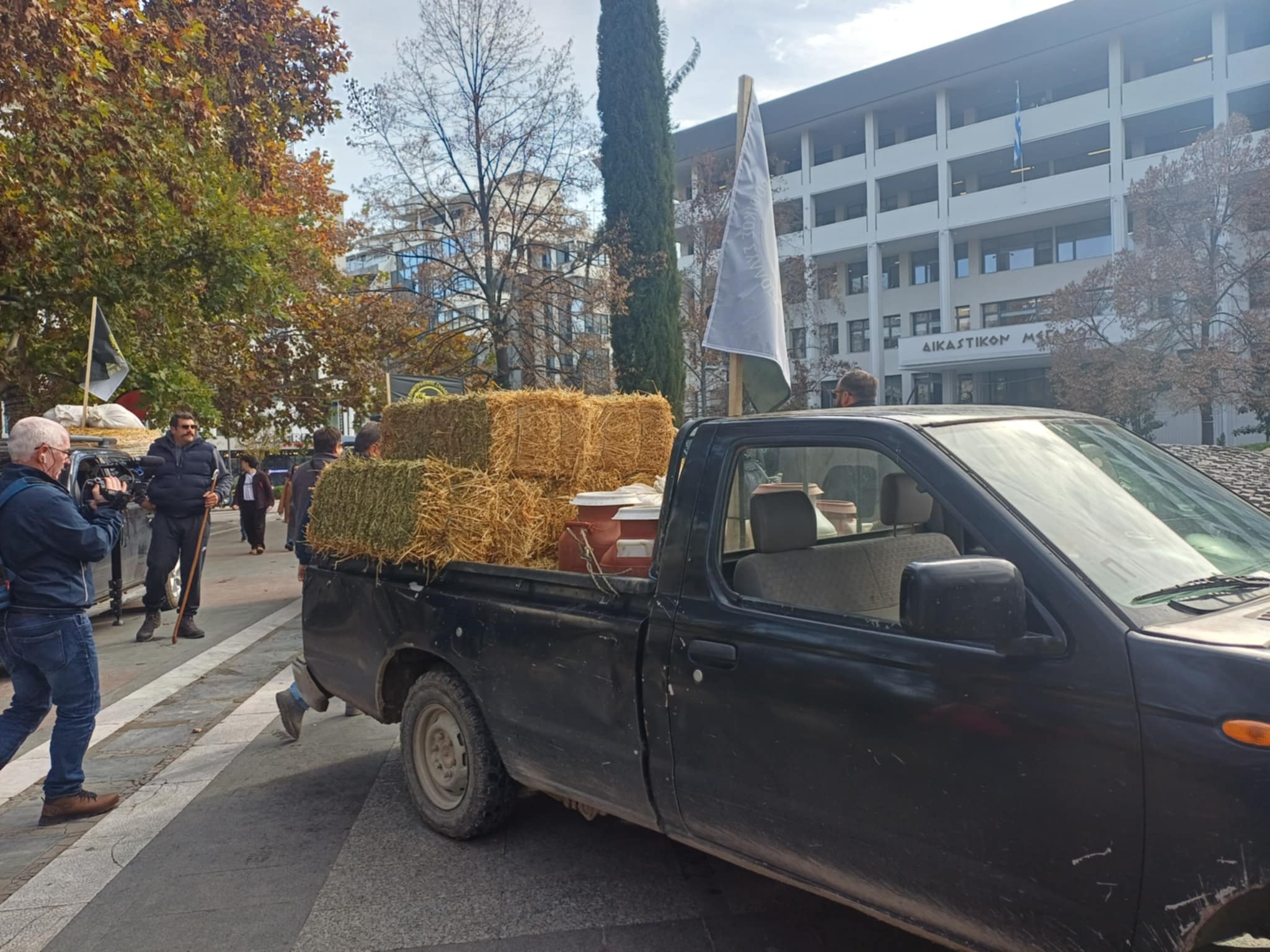 Οργισμένοι κτηνοτρόφοι στην κεντρική πλατεία έχυσαν γάλα και ζωοτροφές (ΦΩΤΟ+video)