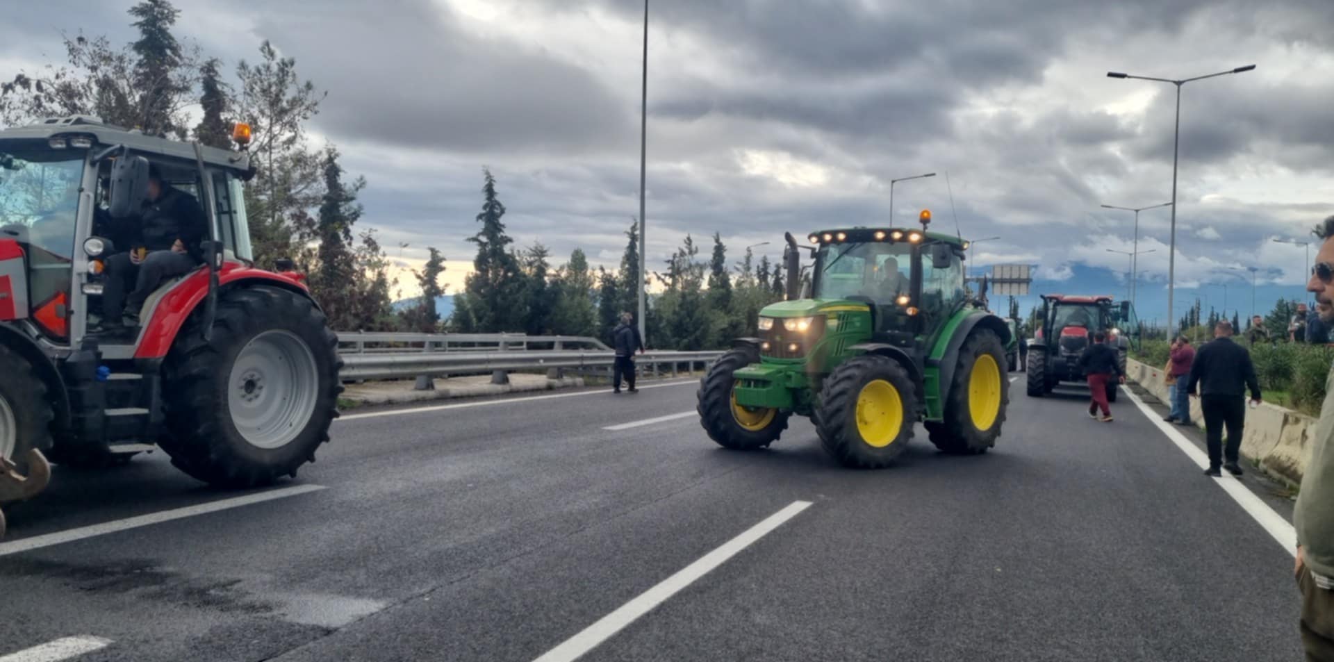 Στήνουν μπλόκο στον ΠΑΘΕ στον κόμβο Μικροθηβών αγρότες του Αλμυρού (ΦΩΤΟ)