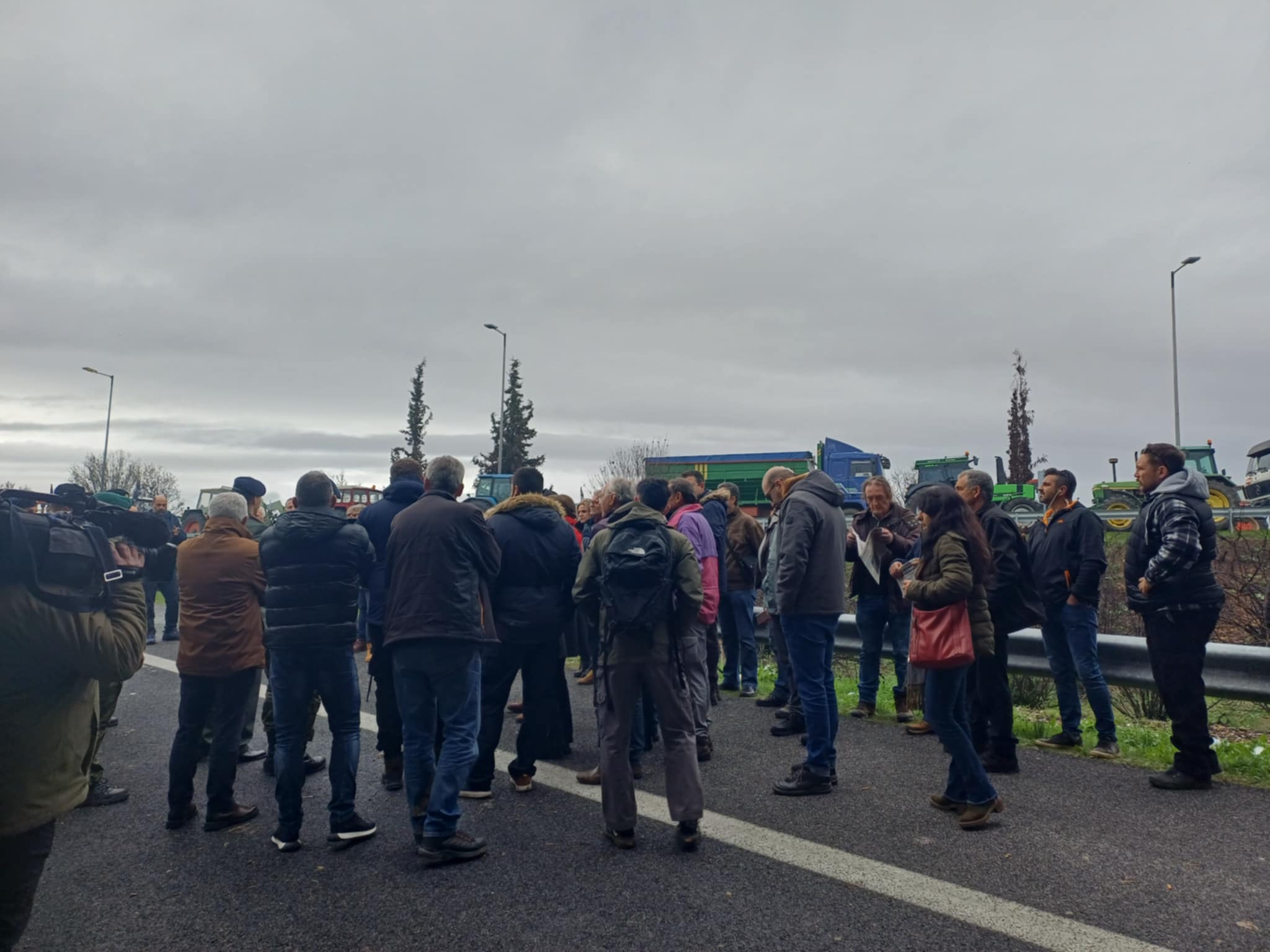 Στο μπλόκο της Νίκαιας ο Κουτσούμπας – Μήνυμα στήριξης στους αγρότες (ΦΩΤΟ-ΒΙΝΤΕΟ)