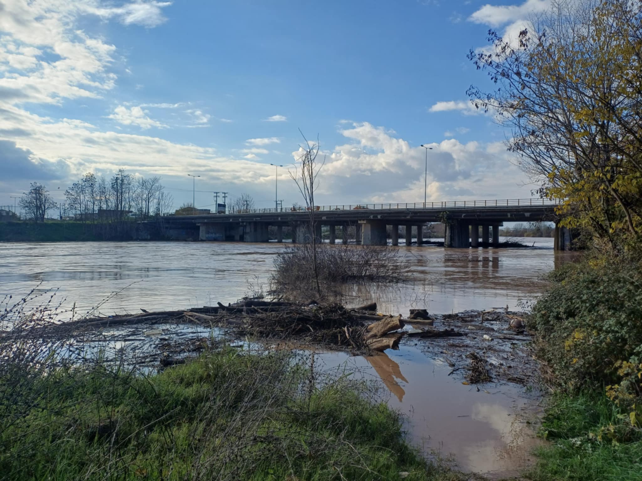 Δύσκολη η νύχτα που ππέρασε για τη Λάρισα: Έφτασε στα 6,30 μέτρα η στάθμη του Πηνειού πριν αρχίσει να υποχωρεί (ΦΩΤΟ)