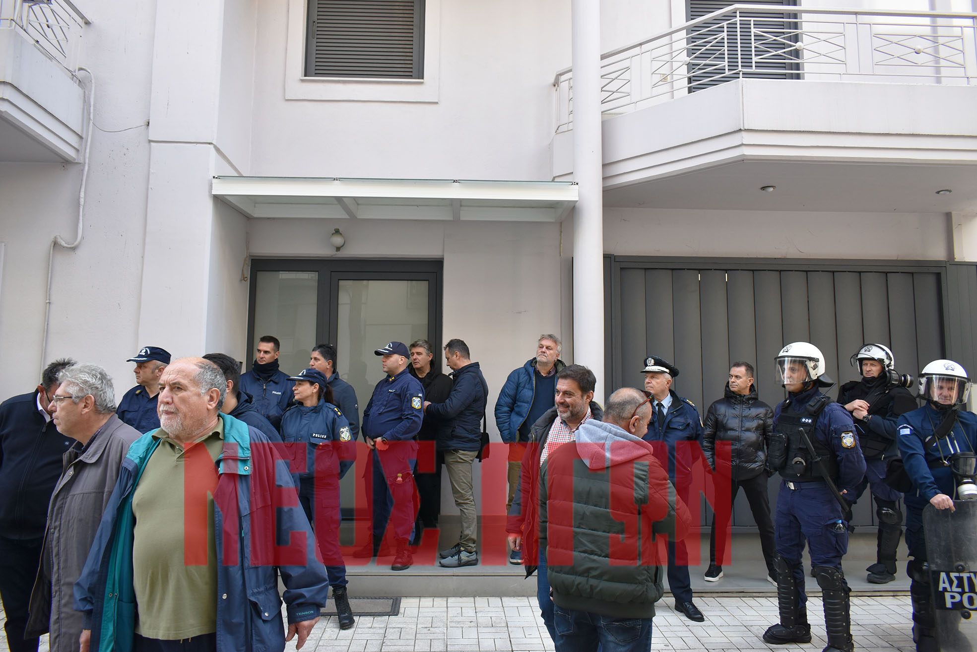 Καρδίτσα: Κινητοποίηση με τρακτέρ από τους αγροκτηνοτρόφους του μπλόκου στο γραφείο του Κ. Τσιάρα (ΦΩΤΟ)