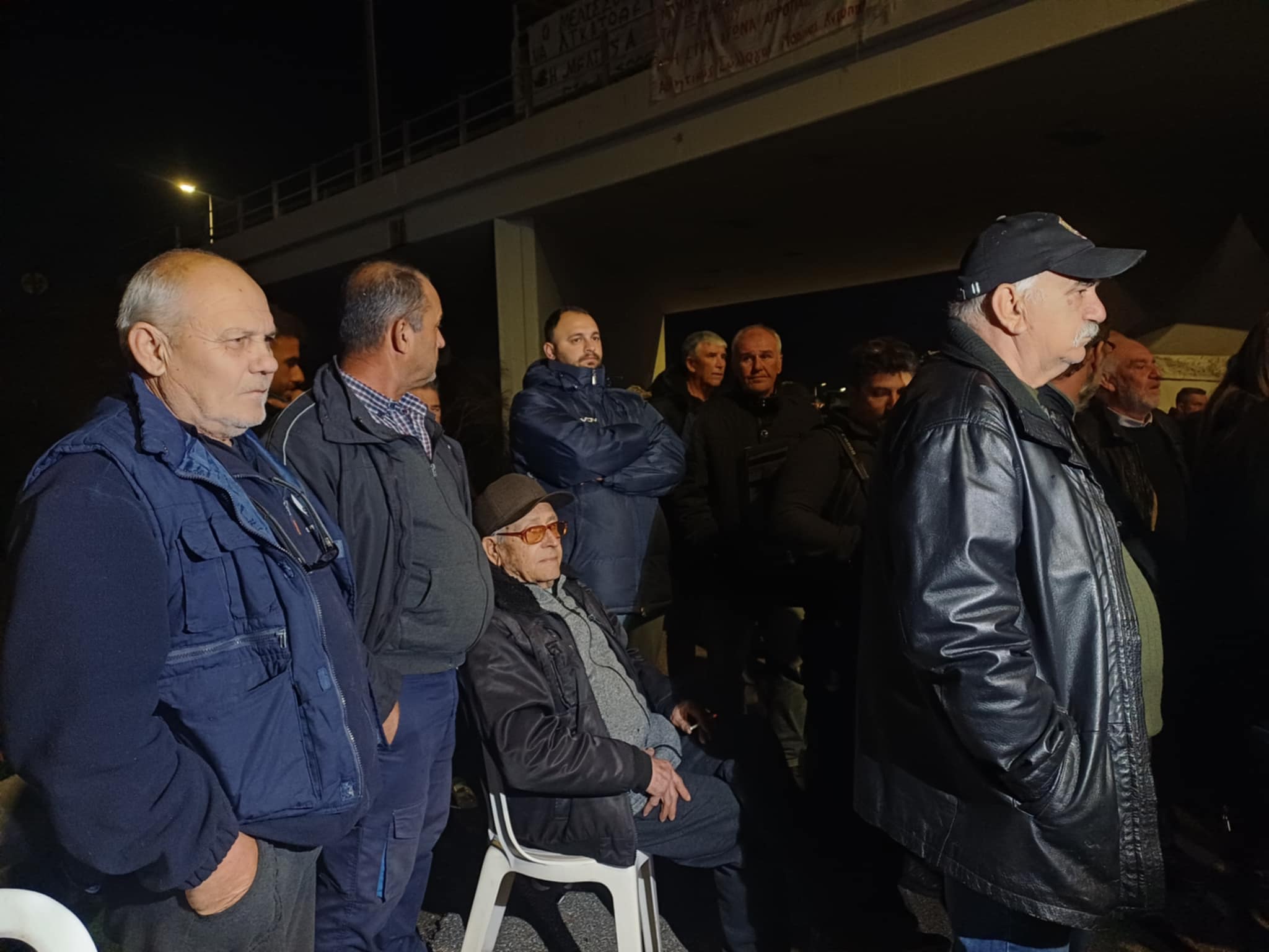 Δεν εκφοβίζονται λένε οι αγρότες του μπλόκου της Νίκαιας- Αύριο στο λιμάνι Βόλου και Παρασκευή με τρακτερ στη Λάρισα