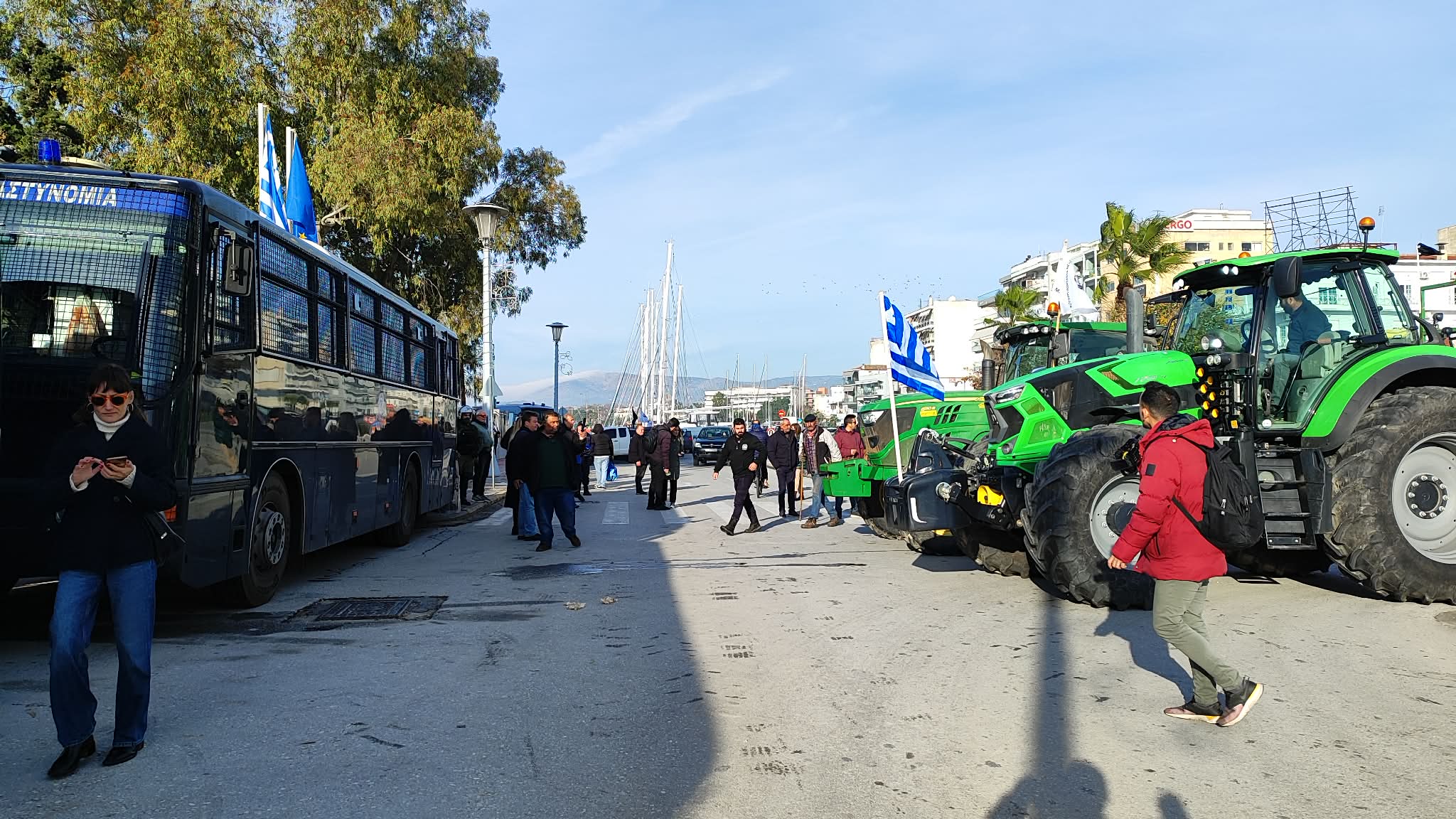 Παρέλαση από τρακτέρ στο λιμάνι Βόλου, οι αγρότες θέλουν να το αποκλείσουν -κλούβες ΜΑΤ στις πύλες (ΦΩΤΟ)