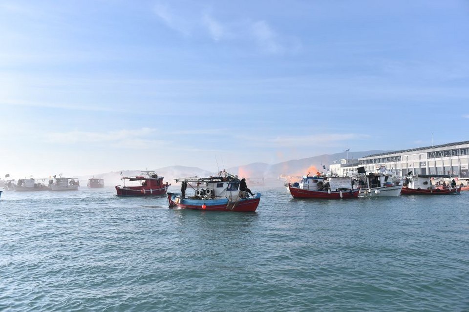 Αποκλεισμένο από στεριά και θάλασσα το λιμάνι του Βόλου -Έφτασαν οι αγρότες με  τρακτέρ και ψαράδες με τα καΐκια (ΦΩΤΟ+video)