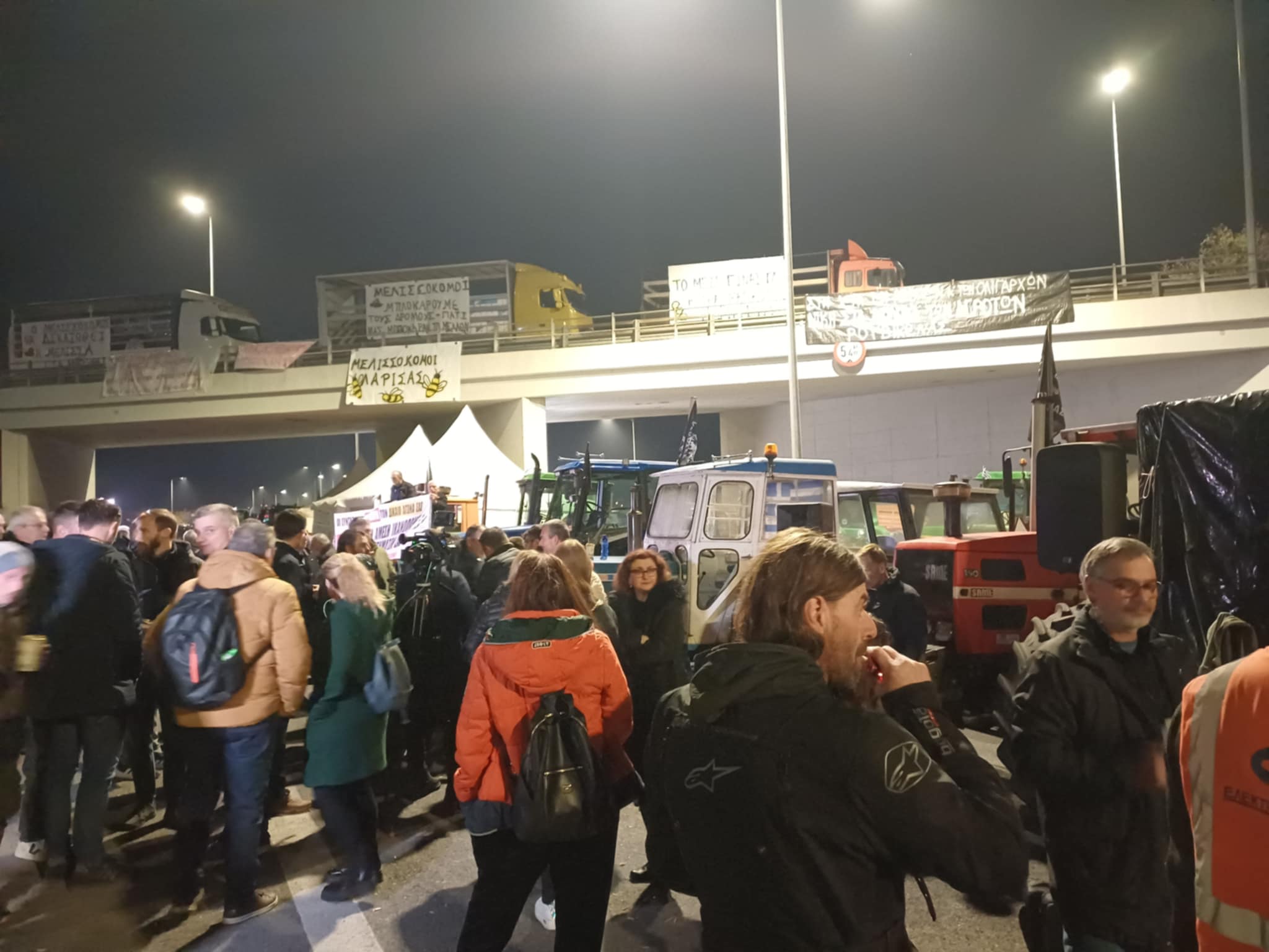 Στο μπλόκο της Νίκαιας ο μητροπολίτης Λαρίσης κ. Ιερώνυμος και φορείς της Λάρισας (ΦΩΤΟ)