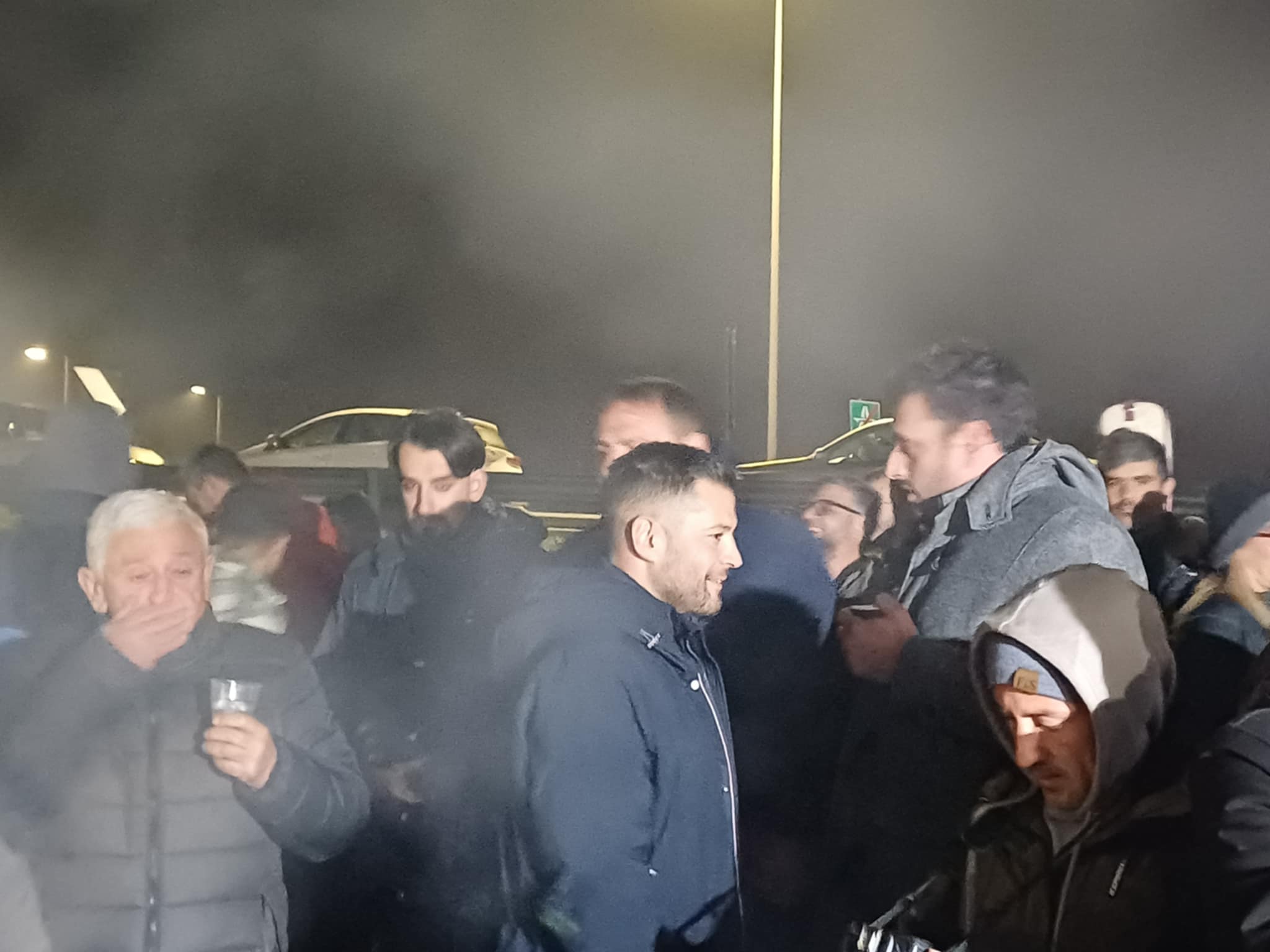 Συναυλία με Λαρισαίους μουσικούς, σουβλάκια, κρασί και κέφι στο μπλόκο της Νίκαιας (ΦΩΤΟ+video)