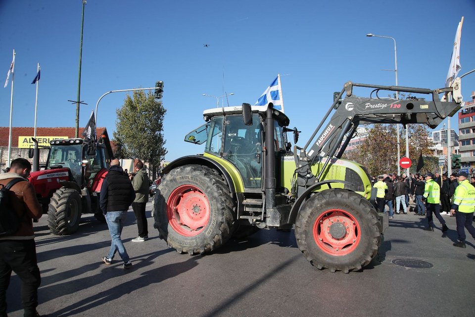 Μπήκαν στη Θεσσαλονίκη με τα τρακτέρ οι αγρότες -Εστησαν μπλόκο έξω από το λιμάνι