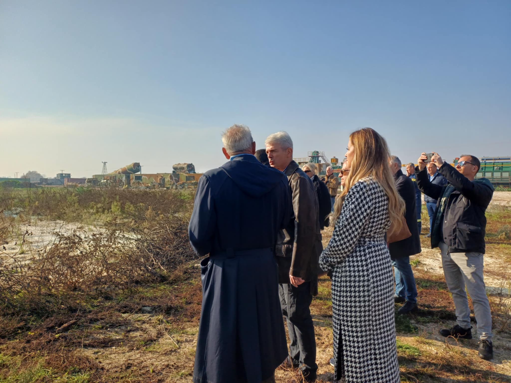 Επίδειξη πρωτοποριακού αντιπλημμυρικού, αντιπυρικού υλικού παρουσία Κουρέτα (ΦΩΤΟ+video)