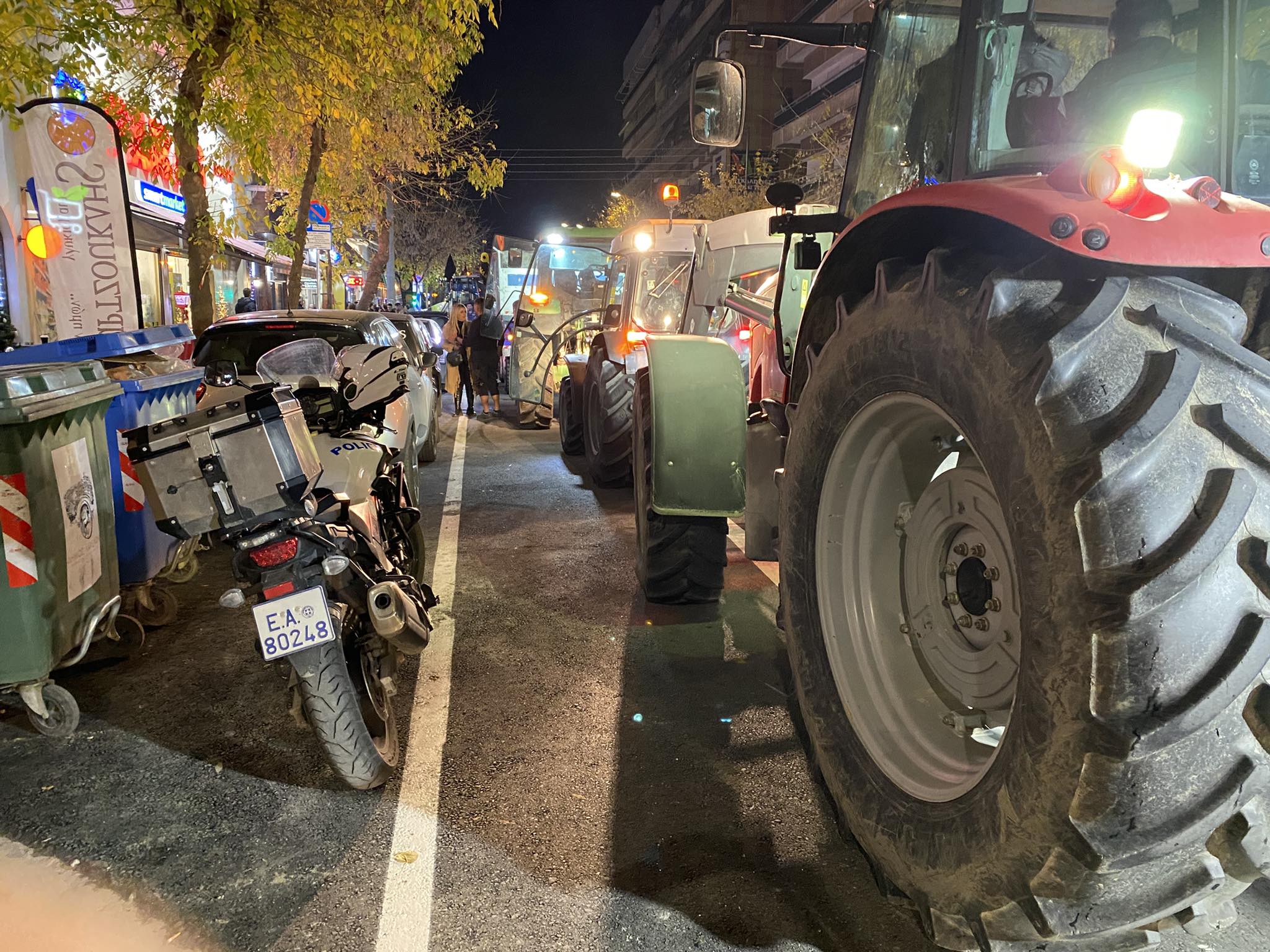 Οι αγρότες πέταξαν άχυρα έξω από τα γραφεία των τριών κυβερνητικών βουλευτών στη Λάρισα