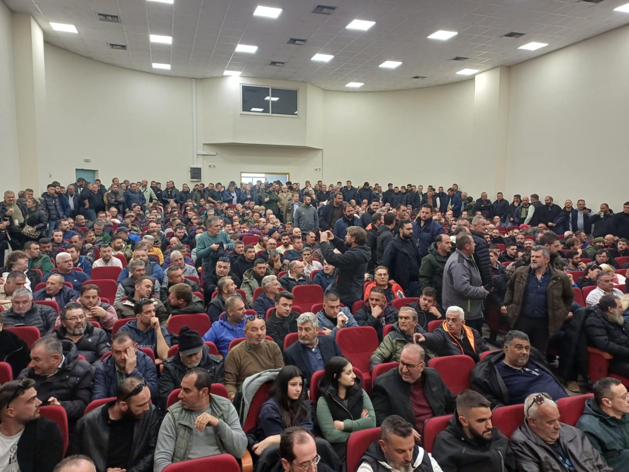 Ασφυκτικά γεμάτη η αίθουσα στη Νίκαια- επικρατεί η άποψη για κλιμάκωση και άρνηση του ραντεβού στο Μαξίμου (ΦΩΤΟ)