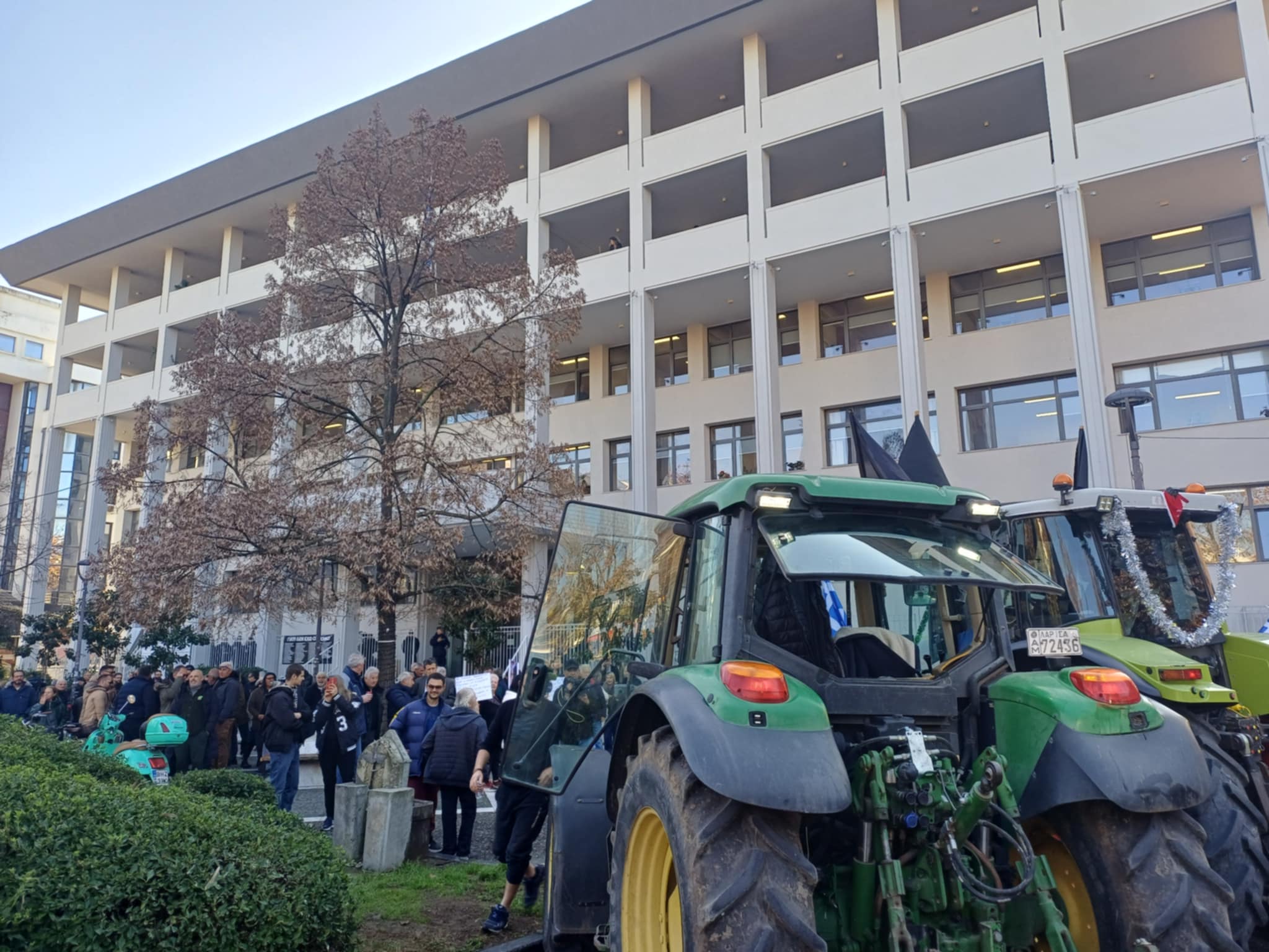 Τρακτερ και αγρότες πολιορκούν το κέντρο της Λάρισας- συλαλητήριο αλληλεγγύης στους τρεις αγρότες που δικάζονται (ΦΩΤΟ+video