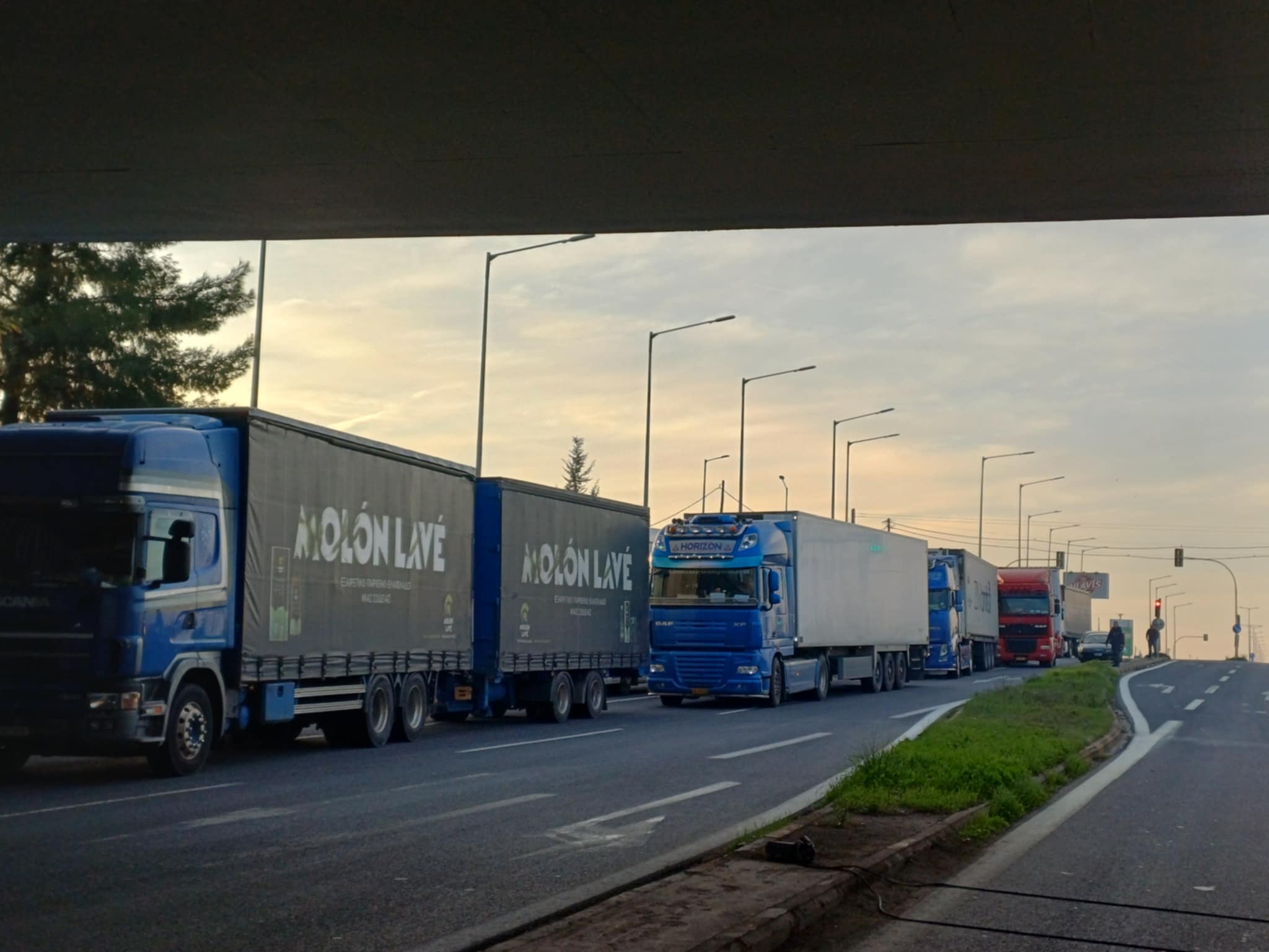 Έκλεισαν στον Πλατύκαμπο και την παλιά ΕΟ Λάρισας- Βόλου οι αγρότες (ΦΩΤΟ+video)