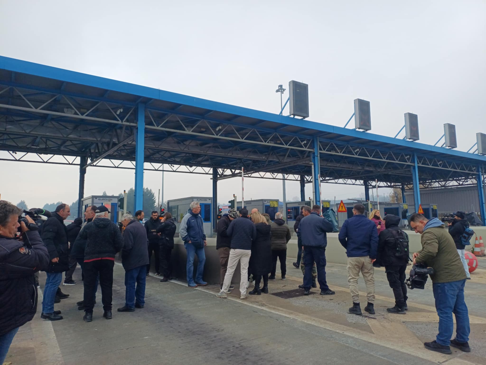 Άνοιξαν τις μπάρες των διοδίων στο Μακρυχώρι οι αγρότες του μπλόκου της Νίκαιας (ΦΩΤΟ)