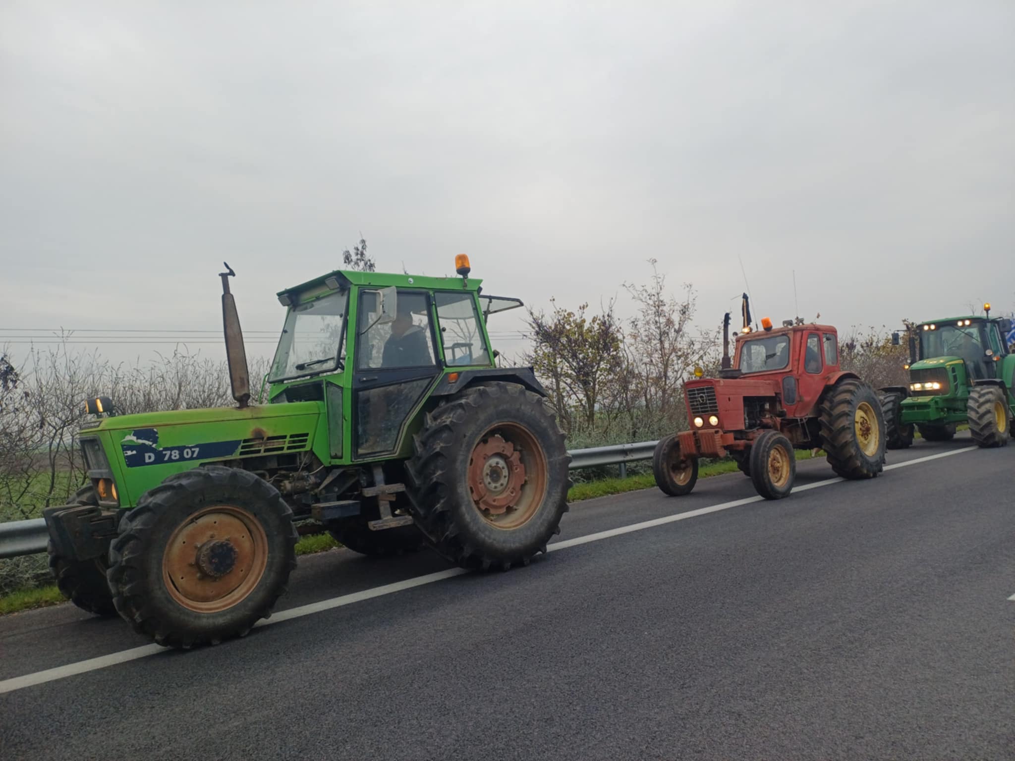 Καθ- οδόν οι αγρότες με δεκάδες τρακτέρ για να κλείσουν τη σήραγγα των Τεμπών, για τα φορτηγά (ΦΩΤΟ+video)